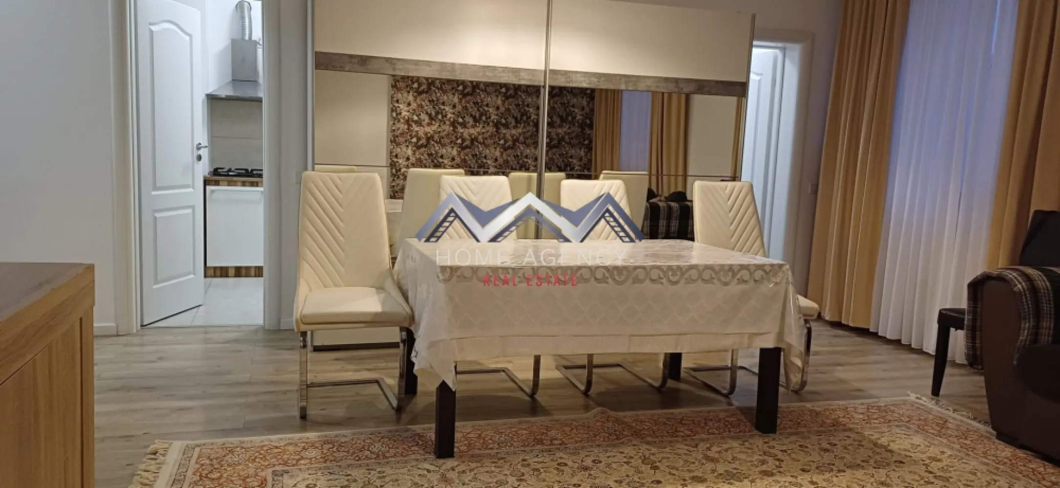 Apartament 3 camere Parc Bazilescu bloc boutique - Vă propunem, spre vânzare, un apartament cu 3 camere, situat la etajul 1/4, într-un bloc nou (2019), în zona Parc Bazilescu, în proximitate avand statie de metrou, piata, si se pretează atât ca destinație rezidențială (mutare imediată) cât și ca investiție (închiriere pe termen scurt, mediu sau lung), cu acces facil către magazine, restaurante, cafenele, săli de fitness, școli/grădinițe private, parcuri, statii de transport în comun, metrou. Apartamentul este foarte luminos, foarte spațios și foarte bine compartimentat, având un living foarte generos cu bucătărie inchisa, doua dormitoare si doua bai. Programează-te acum pentru o vizionare! Dacă aveți o proprietate de vânzare/închiriere sau sunteți interesați de o proprietate aflată în portofoliul agenției noastre, vă rugăm să ne contactați la numărul de telefon din anunț sau pe adresa de email contact@homeagency.ro. }}