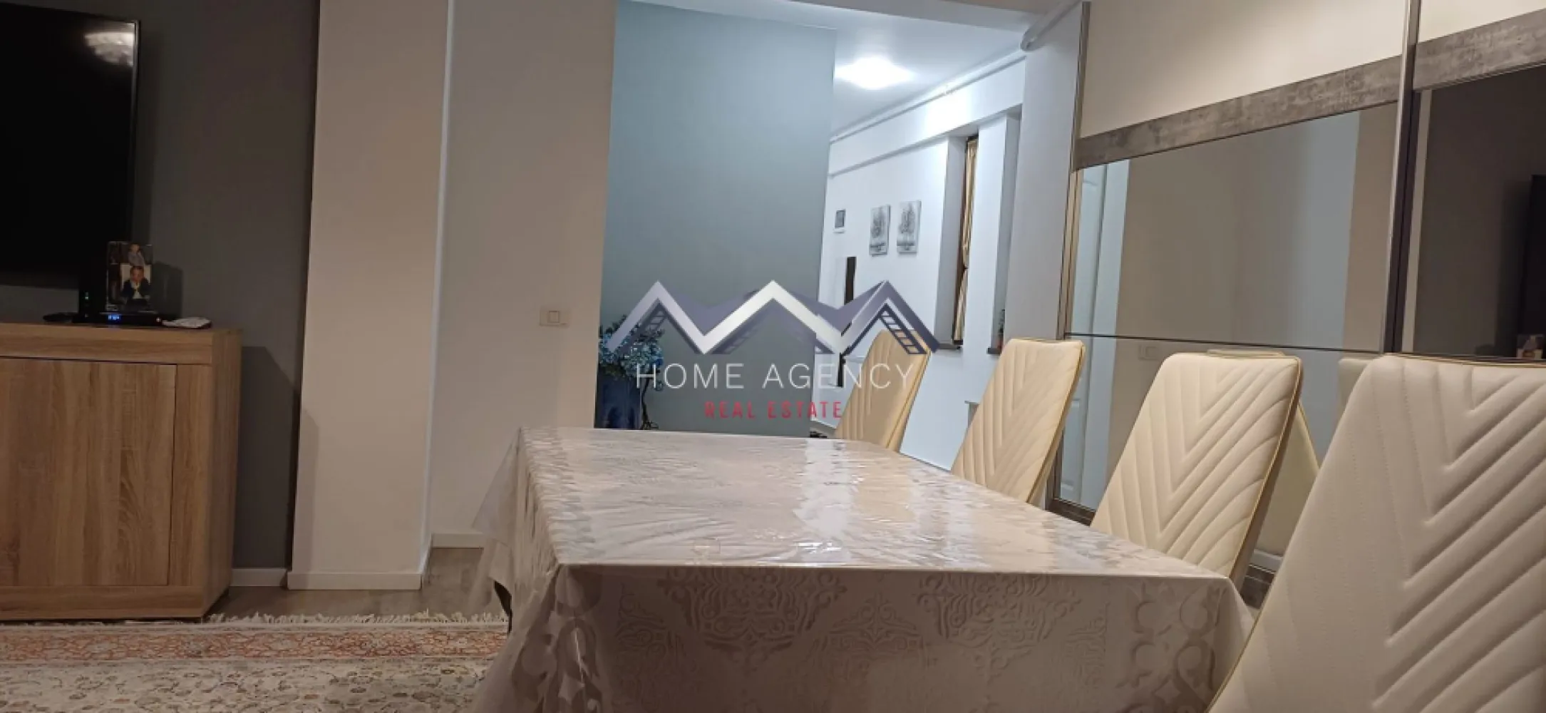 Apartament 3 camere Parc Bazilescu bloc boutique - Vă propunem, spre vânzare, un apartament cu 3 camere, situat la etajul 1/4, într-un bloc nou (2019), în zona Parc Bazilescu, în proximitate avand statie de metrou, piata, si se pretează atât ca destinație rezidențială (mutare imediată) cât și ca investiție (închiriere pe termen scurt, mediu sau lung), cu acces facil către magazine, restaurante, cafenele, săli de fitness, școli/grădinițe private, parcuri, statii de transport în comun, metrou. Apartamentul este foarte luminos, foarte spațios și foarte bine compartimentat, având un living foarte generos cu bucătărie inchisa, doua dormitoare si doua bai. Programează-te acum pentru o vizionare! Dacă aveți o proprietate de vânzare/închiriere sau sunteți interesați de o proprietate aflată în portofoliul agenției noastre, vă rugăm să ne contactați la numărul de telefon din anunț sau pe adresa de email contact@homeagency.ro. }}