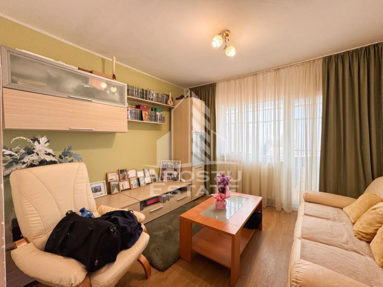 Apartament cu 4 camere de vanzare, etaj intermediar, 80 mpu, Sagului, - APOSTU ESTATE va propune spre vanzare un apartament decomandat cu 4 camere, situat la etaj intermediar, etajul 4/ 5 al unui imobil anveloapt, aflat in Timisoara, zona Sagului, Turist. In imediata apropiere regasim mall-ul Shopping City Timisoara, numeroase alte spatii comerciale si statii ale mijloacelor de transport in comun.

Apartamentul are o suprafata utila de 80mp, fiind compartimentat astfel:

- 3 dormitoare
- 1 sufragerie
- 1 bucatarie 
- 2 bai
- 2 holuri de acces
- 1 balcon de 5 mp

Confortul termic este asigurat prin intermediul centralei termice proprii si este sustinut prin izolatia exterioara a imobilului.

Apartamentul se vinde mobilat si utilat complet, conform pozelor.

Apartamentul a beneficiat de renovare completa in anul 2019, fiind schimbate inclusiv instalatiile electrice si sanitare.

Amplasarea imobilului ofera acces facil catre punctele cu interes major din oras, magazine, statii ale mijloacelor de transport in comun sau unitati de invatamant.

Oferim consultanta bancara gratuita prin intermediul colaboratorilor nostri, astfel incat tu sa poti deveni noul proprietar al acestui apartament.

Nu ezitati sa ne contactati pentru stabilirea unei vizionari sau alte detalii suplimentare.