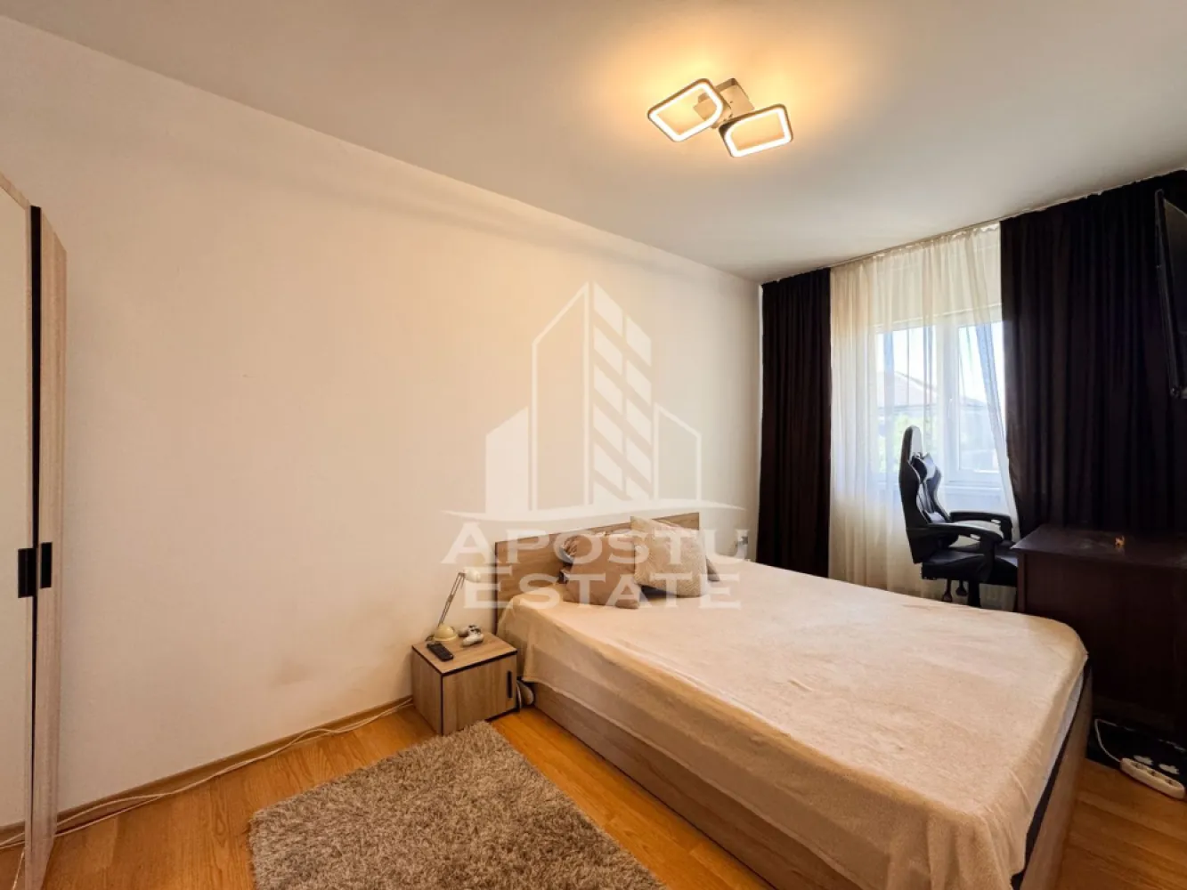 Apartament cu 4 camere de vanzare, etaj intermediar, 80 mpu, Sagului, - APOSTU ESTATE va propune spre vanzare un apartament decomandat cu 4 camere, situat la etaj intermediar, etajul 4/ 5 al unui imobil anveloapt, aflat in Timisoara, zona Sagului, Turist. In imediata apropiere regasim mall-ul Shopping City Timisoara, numeroase alte spatii comerciale si statii ale mijloacelor de transport in comun.

Apartamentul are o suprafata utila de 80mp, fiind compartimentat astfel:

- 3 dormitoare
- 1 sufragerie
- 1 bucatarie 
- 2 bai
- 2 holuri de acces
- 1 balcon de 5 mp

Confortul termic este asigurat prin intermediul centralei termice proprii si este sustinut prin izolatia exterioara a imobilului.

Apartamentul se vinde mobilat si utilat complet, conform pozelor.

Apartamentul a beneficiat de renovare completa in anul 2019, fiind schimbate inclusiv instalatiile electrice si sanitare.

Amplasarea imobilului ofera acces facil catre punctele cu interes major din oras, magazine, statii ale mijloacelor de transport in comun sau unitati de invatamant.

Oferim consultanta bancara gratuita prin intermediul colaboratorilor nostri, astfel incat tu sa poti deveni noul proprietar al acestui apartament.

Nu ezitati sa ne contactati pentru stabilirea unei vizionari sau alte detalii suplimentare.