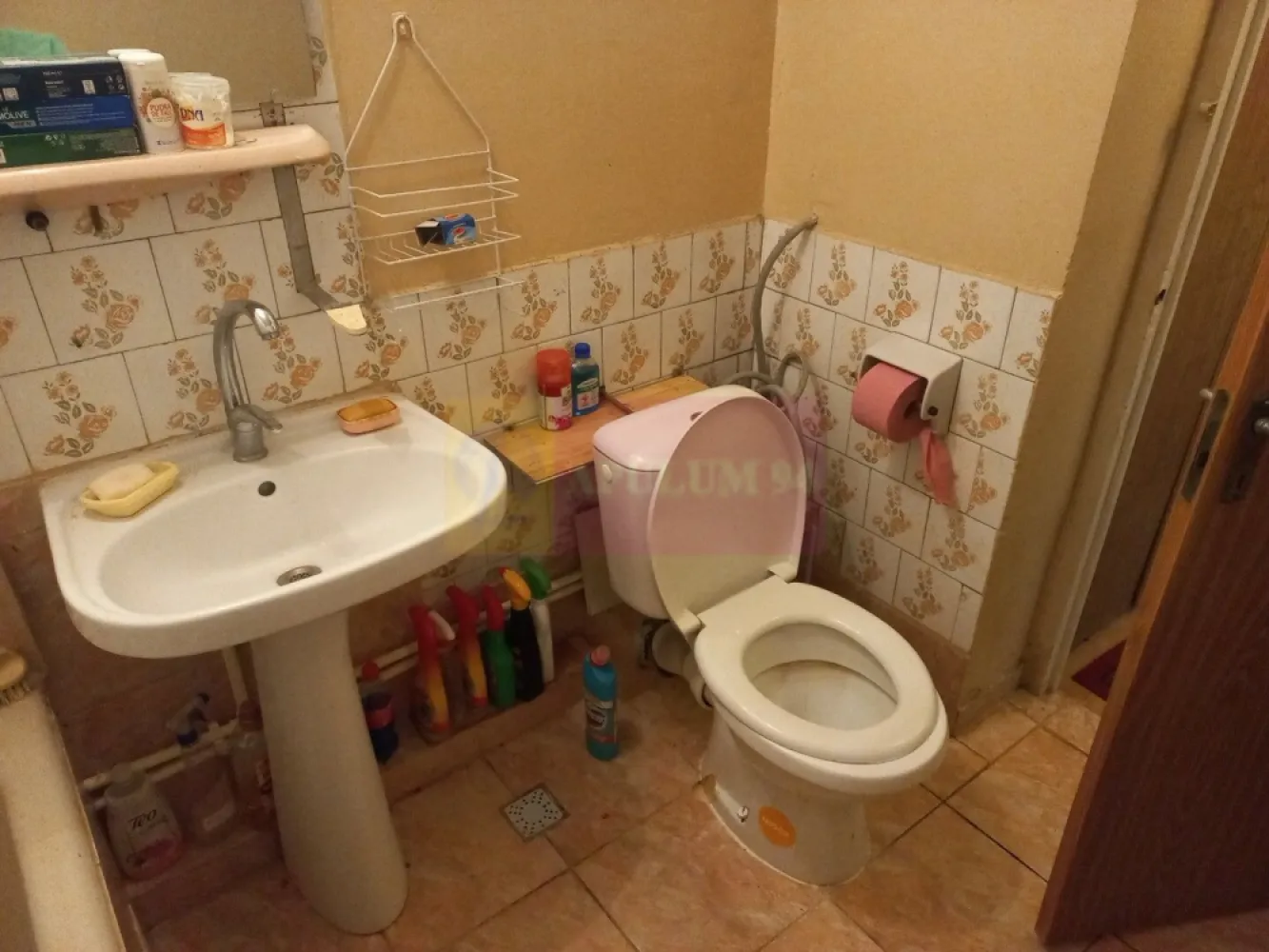 Apartament 2 camere Militari- Valea Lunga P/4 - Compania imobiliara Apulum94 va ofera un apartament de 2 camere P/4, confort 1 , decomandat, 52 mp suprafata utila situat in zona Militari-Str Valea Lunga. Apartamentul este mobilat si utilat precum se vede in pozele atasate.Proprietarul accepta si chiriasi din afara tarii. Conditii de inchiriere : 1 chirie +1 garantie, comision agentie 50 %.
 Pentru mai multe detalii sau o eventuala vizionare va rog sa ma sunati la numarul de telefon 0733683454- Dorin Dinu/ Apulum94.