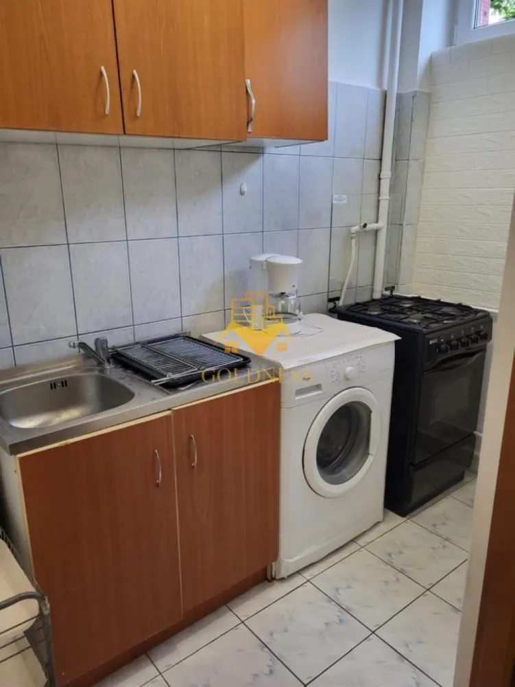 1 camera, Gheorgheni, FSEGA, Iulius Mall, Unirii, Detunata, Profi - GOLDNESS Imobiliare vă propune spre închiriere un apartament cu 1 camere complet mobilat și utilat, la etajul 2 într-un imobil de 10 etaje, în Cartierul Gheorgheni.
Se află în apropierea stațiilor de transport în comun, magazine, restaurante, spații verzi, farmacii, etc. 

Apartamentul este compartimentat astfel:
 - camera cu canapea extensibila, dressing, noptiere
 - bucătărie complet utilată și mobilată
 - baie cu cada, calorifer port prosop și dulap pentru depozitare.
 - balcon 3mp.

Imobilul este dotat cu toate cele necesare- termoficare, frigider, aragaz, hotă, mașină de spălat haine, etc. 

Dacă sunteți interesați de acest apartament și doriți să îl vizionați, dar și pentru alte oferte nu ezitați să ne contactați telefonic sau prin e-mail. Vă stăm la dispoziție!
Pentru intermediere se percepe un comision de 50% din prețul chiriei!