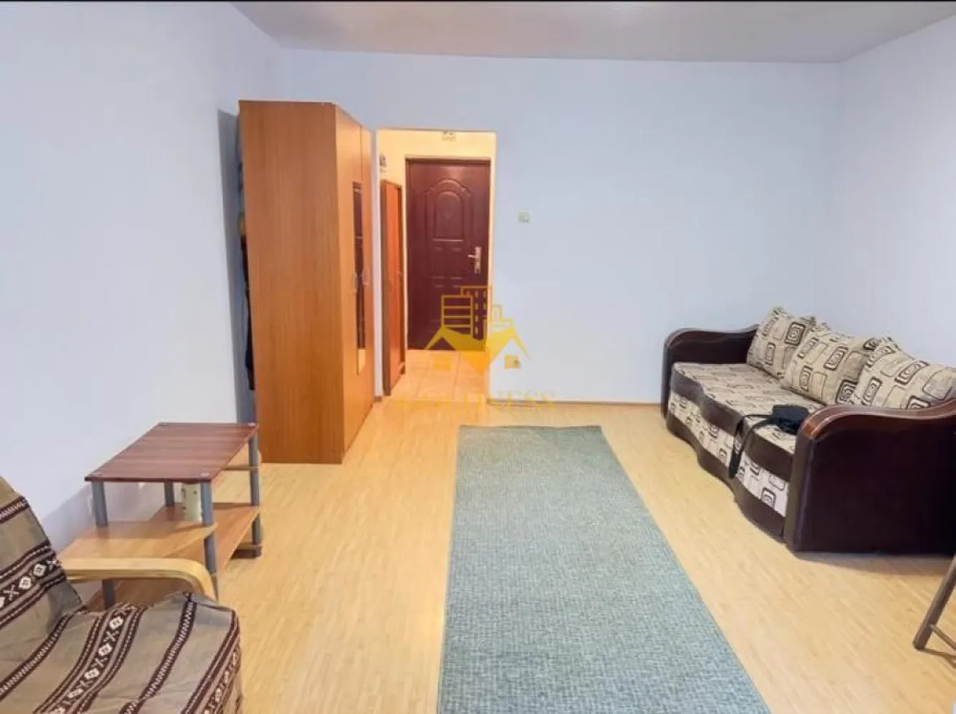 1 camera, Gheorgheni, FSEGA, Iulius Mall, Unirii, Detunata, Profi - GOLDNESS Imobiliare vă propune spre închiriere un apartament cu 1 camere complet mobilat și utilat, la etajul 2 într-un imobil de 10 etaje, în Cartierul Gheorgheni.
Se află în apropierea stațiilor de transport în comun, magazine, restaurante, spații verzi, farmacii, etc. 

Apartamentul este compartimentat astfel:
 - camera cu canapea extensibila, dressing, noptiere
 - bucătărie complet utilată și mobilată
 - baie cu cada, calorifer port prosop și dulap pentru depozitare.
 - balcon 3mp.

Imobilul este dotat cu toate cele necesare- termoficare, frigider, aragaz, hotă, mașină de spălat haine, etc. 

Dacă sunteți interesați de acest apartament și doriți să îl vizionați, dar și pentru alte oferte nu ezitați să ne contactați telefonic sau prin e-mail. Vă stăm la dispoziție!
Pentru intermediere se percepe un comision de 50% din prețul chiriei!