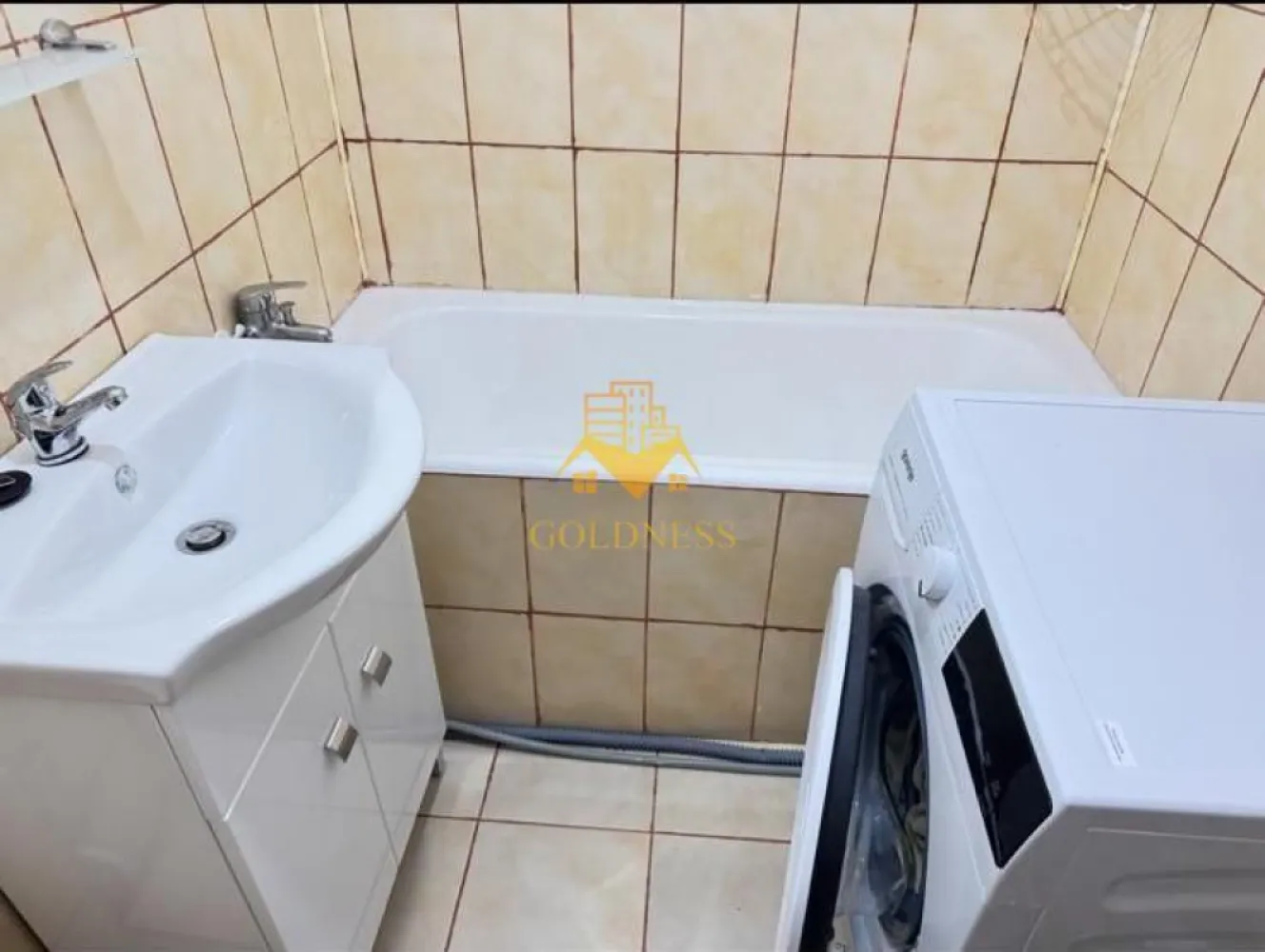 1 camera, Gheorgheni, FSEGA, Iulius Mall, Unirii, Detunata, Profi - GOLDNESS Imobiliare vă propune spre închiriere un apartament cu 1 camere complet mobilat și utilat, la etajul 2 într-un imobil de 10 etaje, în Cartierul Gheorgheni.
Se află în apropierea stațiilor de transport în comun, magazine, restaurante, spații verzi, farmacii, etc. 

Apartamentul este compartimentat astfel:
 - camera cu canapea extensibila, dressing, noptiere
 - bucătărie complet utilată și mobilată
 - baie cu cada, calorifer port prosop și dulap pentru depozitare.
 - balcon 3mp.

Imobilul este dotat cu toate cele necesare- termoficare, frigider, aragaz, hotă, mașină de spălat haine, etc. 

Dacă sunteți interesați de acest apartament și doriți să îl vizionați, dar și pentru alte oferte nu ezitați să ne contactați telefonic sau prin e-mail. Vă stăm la dispoziție!
Pentru intermediere se percepe un comision de 50% din prețul chiriei!