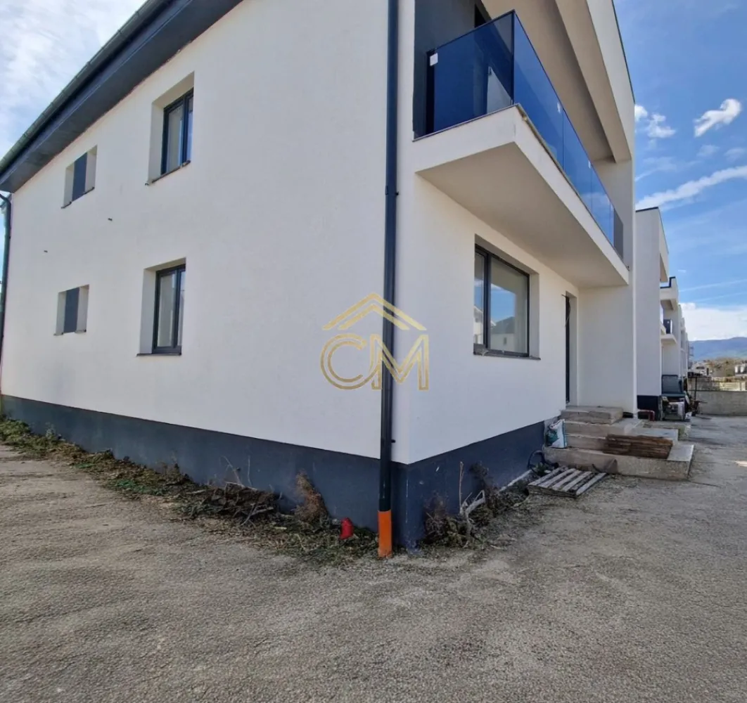 Quadruplex 4 Camere / 110MPU / Terasa / 155MP Teren - Va propunem spre vanzare o vila moderna de tip quadruplex, cu 4 camere, avand o suprafata utila de 110 mp si o curte libera proprie de 60 mp. Proprietatea este conceputa pentru a oferi confort, functionalitate si intimitate, fiind situata intr-o zona rezidentiala de interes.

Caracteristici principale:

Tip imobil: Casa insiruita (tip Quadruplex)

Suprafata utila: 110 mp

Suprafata totala teren: 155 mp

Curte libera: 60 mp (ideala pentru amenajarea unei terase sau a unui spatiu de recreere)

Stadiu predare: La alb (ofera cumparatorului posibilitatea de a personaliza interiorul prin alegerea finisajelor: gresie, faianta, parchet si usi)

Numar camere: 4

Numar bai: 2

Compartimentare si dispunere pe niveluri:

PARTER – Zona de zi, spatioasa si luminoasa:

Living generos cu acces direct catre curtea privata

Bucatarie (individuala sau open-space, in functie de proiect)

Baie de serviciu

Hol de acces

Debara (spatiu extrem de util pentru depozitare sau pantofar)

ETAJ – Zona de noapte, optimizata pentru odihna si depozitare:

3 Dormitoare cu luminoasa naturala excelenta

Baie principala, spatioasa

Hol

Spatiu suplimentar pentru depozitare

Balcon cu acces din dormitor

Avantajele acestei proprietati:

Eficienta energetica: Structura de tip quadruplex asigura o izolatie termica superioara si costuri reduse de intretinere.

Libertate in design: Predarea la alb elimina compromisurile legate de finisaje, permitandu-va sa va puneti amprenta asupra designului interior.

Functionalitate maxima: Compartimentarea include spatii dedicate pentru depozitare atat la parter, cat si la etaj, un avantaj major fata de standardul constructiilor noi.

Curte privata de 60 mp: Suprafata ideala pentru a va bucura de aer liber alaturi de familie, fara a necesita un efort mare de intretinere.

Pentru detalii suplimentare, consultarea schitelor sau programarea unei vizionari, va stam la dispozitie la numarul de telefon: 0732258587