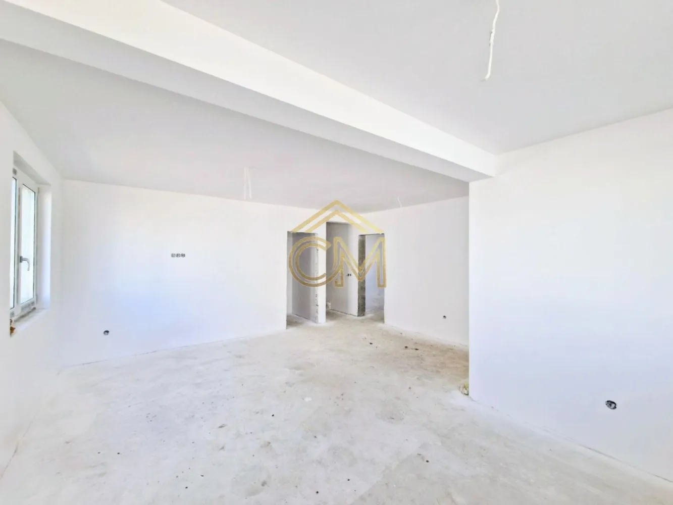 Quadruplex 4 Camere / 110MPU / Terasa / 155MP Teren - Va propunem spre vanzare o vila moderna de tip quadruplex, cu 4 camere, avand o suprafata utila de 110 mp si o curte libera proprie de 60 mp. Proprietatea este conceputa pentru a oferi confort, functionalitate si intimitate, fiind situata intr-o zona rezidentiala de interes.

Caracteristici principale:

Tip imobil: Casa insiruita (tip Quadruplex)

Suprafata utila: 110 mp

Suprafata totala teren: 155 mp

Curte libera: 60 mp (ideala pentru amenajarea unei terase sau a unui spatiu de recreere)

Stadiu predare: La alb (ofera cumparatorului posibilitatea de a personaliza interiorul prin alegerea finisajelor: gresie, faianta, parchet si usi)

Numar camere: 4

Numar bai: 2

Compartimentare si dispunere pe niveluri:

PARTER – Zona de zi, spatioasa si luminoasa:

Living generos cu acces direct catre curtea privata

Bucatarie (individuala sau open-space, in functie de proiect)

Baie de serviciu

Hol de acces

Debara (spatiu extrem de util pentru depozitare sau pantofar)

ETAJ – Zona de noapte, optimizata pentru odihna si depozitare:

3 Dormitoare cu luminoasa naturala excelenta

Baie principala, spatioasa

Hol

Spatiu suplimentar pentru depozitare

Balcon cu acces din dormitor

Avantajele acestei proprietati:

Eficienta energetica: Structura de tip quadruplex asigura o izolatie termica superioara si costuri reduse de intretinere.

Libertate in design: Predarea la alb elimina compromisurile legate de finisaje, permitandu-va sa va puneti amprenta asupra designului interior.

Functionalitate maxima: Compartimentarea include spatii dedicate pentru depozitare atat la parter, cat si la etaj, un avantaj major fata de standardul constructiilor noi.

Curte privata de 60 mp: Suprafata ideala pentru a va bucura de aer liber alaturi de familie, fara a necesita un efort mare de intretinere.

Pentru detalii suplimentare, consultarea schitelor sau programarea unei vizionari, va stam la dispozitie la numarul de telefon: 0732258587