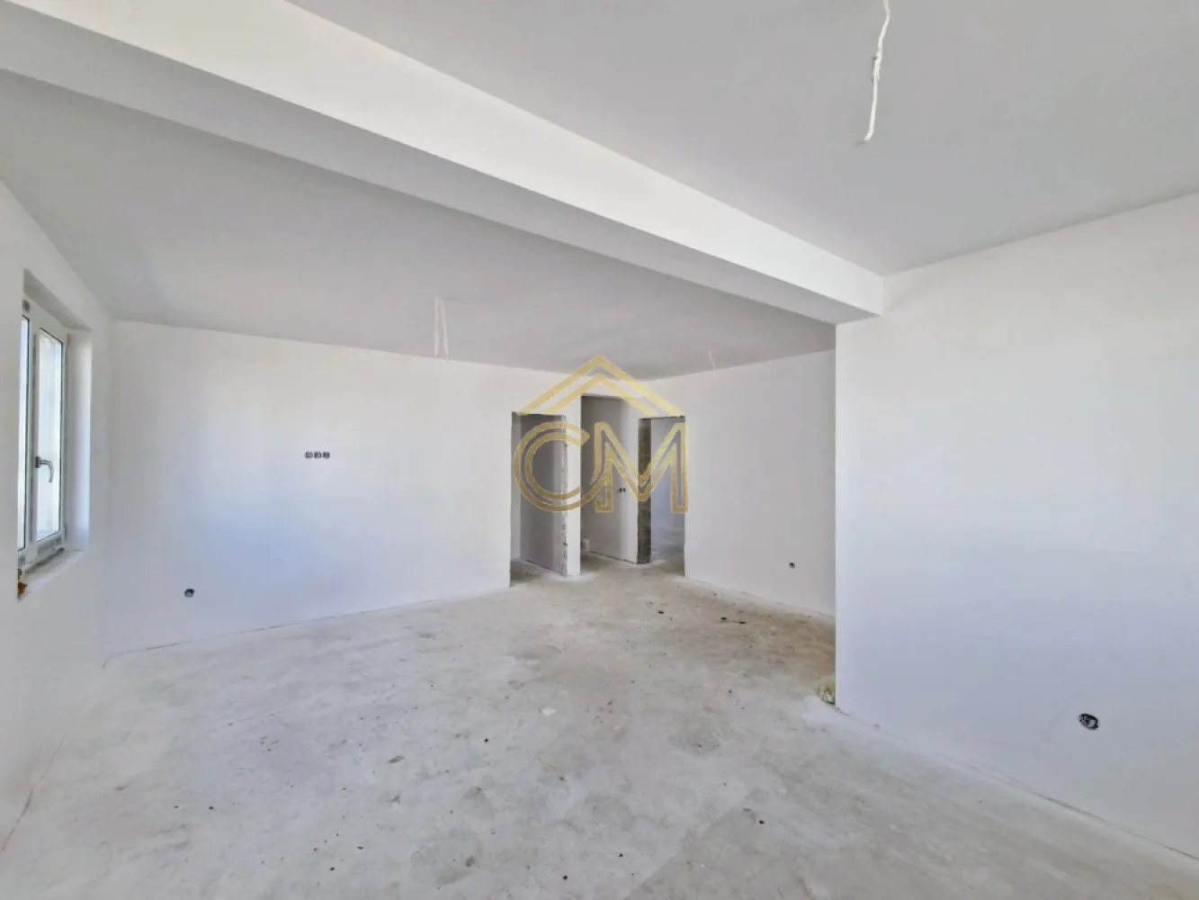 Quadruplex 4 Camere / 110MPU / Terasa / 155MP Teren - Va propunem spre vanzare o vila moderna de tip quadruplex, cu 4 camere, avand o suprafata utila de 110 mp si o curte libera proprie de 60 mp. Proprietatea este conceputa pentru a oferi confort, functionalitate si intimitate, fiind situata intr-o zona rezidentiala de interes.

Caracteristici principale:

Tip imobil: Casa insiruita (tip Quadruplex)

Suprafata utila: 110 mp

Suprafata totala teren: 155 mp

Curte libera: 60 mp (ideala pentru amenajarea unei terase sau a unui spatiu de recreere)

Stadiu predare: La alb (ofera cumparatorului posibilitatea de a personaliza interiorul prin alegerea finisajelor: gresie, faianta, parchet si usi)

Numar camere: 4

Numar bai: 2

Compartimentare si dispunere pe niveluri:

PARTER – Zona de zi, spatioasa si luminoasa:

Living generos cu acces direct catre curtea privata

Bucatarie (individuala sau open-space, in functie de proiect)

Baie de serviciu

Hol de acces

Debara (spatiu extrem de util pentru depozitare sau pantofar)

ETAJ – Zona de noapte, optimizata pentru odihna si depozitare:

3 Dormitoare cu luminoasa naturala excelenta

Baie principala, spatioasa

Hol

Spatiu suplimentar pentru depozitare

Balcon cu acces din dormitor

Avantajele acestei proprietati:

Eficienta energetica: Structura de tip quadruplex asigura o izolatie termica superioara si costuri reduse de intretinere.

Libertate in design: Predarea la alb elimina compromisurile legate de finisaje, permitandu-va sa va puneti amprenta asupra designului interior.

Functionalitate maxima: Compartimentarea include spatii dedicate pentru depozitare atat la parter, cat si la etaj, un avantaj major fata de standardul constructiilor noi.

Curte privata de 60 mp: Suprafata ideala pentru a va bucura de aer liber alaturi de familie, fara a necesita un efort mare de intretinere.

Pentru detalii suplimentare, consultarea schitelor sau programarea unei vizionari, va stam la dispozitie la numarul de telefon: 0732258587