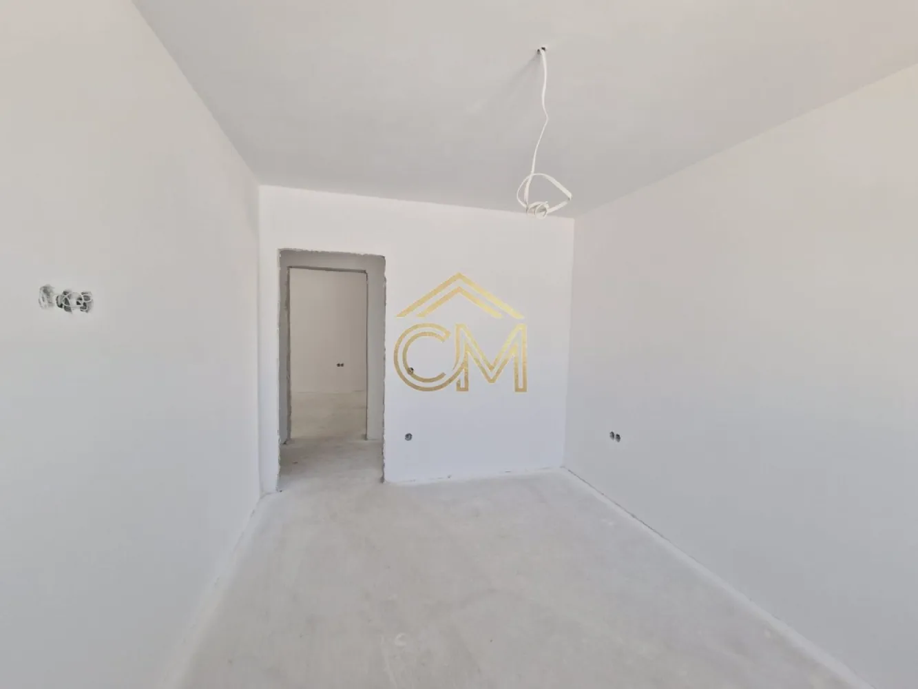 Quadruplex 4 Camere / 110MPU / Terasa / 155MP Teren - Va propunem spre vanzare o vila moderna de tip quadruplex, cu 4 camere, avand o suprafata utila de 110 mp si o curte libera proprie de 60 mp. Proprietatea este conceputa pentru a oferi confort, functionalitate si intimitate, fiind situata intr-o zona rezidentiala de interes.

Caracteristici principale:

Tip imobil: Casa insiruita (tip Quadruplex)

Suprafata utila: 110 mp

Suprafata totala teren: 155 mp

Curte libera: 60 mp (ideala pentru amenajarea unei terase sau a unui spatiu de recreere)

Stadiu predare: La alb (ofera cumparatorului posibilitatea de a personaliza interiorul prin alegerea finisajelor: gresie, faianta, parchet si usi)

Numar camere: 4

Numar bai: 2

Compartimentare si dispunere pe niveluri:

PARTER – Zona de zi, spatioasa si luminoasa:

Living generos cu acces direct catre curtea privata

Bucatarie (individuala sau open-space, in functie de proiect)

Baie de serviciu

Hol de acces

Debara (spatiu extrem de util pentru depozitare sau pantofar)

ETAJ – Zona de noapte, optimizata pentru odihna si depozitare:

3 Dormitoare cu luminoasa naturala excelenta

Baie principala, spatioasa

Hol

Spatiu suplimentar pentru depozitare

Balcon cu acces din dormitor

Avantajele acestei proprietati:

Eficienta energetica: Structura de tip quadruplex asigura o izolatie termica superioara si costuri reduse de intretinere.

Libertate in design: Predarea la alb elimina compromisurile legate de finisaje, permitandu-va sa va puneti amprenta asupra designului interior.

Functionalitate maxima: Compartimentarea include spatii dedicate pentru depozitare atat la parter, cat si la etaj, un avantaj major fata de standardul constructiilor noi.

Curte privata de 60 mp: Suprafata ideala pentru a va bucura de aer liber alaturi de familie, fara a necesita un efort mare de intretinere.

Pentru detalii suplimentare, consultarea schitelor sau programarea unei vizionari, va stam la dispozitie la numarul de telefon: 0732258587