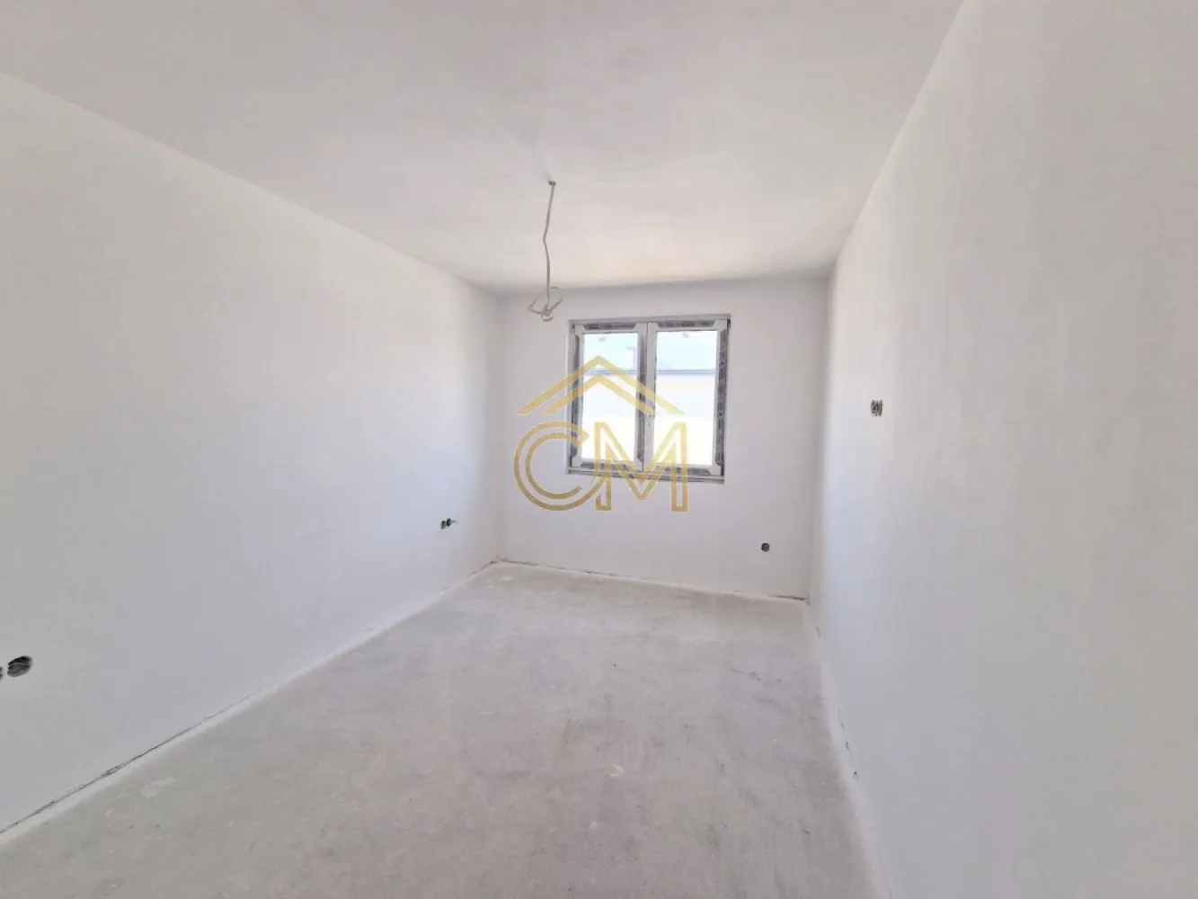 Quadruplex 4 Camere / 110MPU / Terasa / 155MP Teren - Va propunem spre vanzare o vila moderna de tip quadruplex, cu 4 camere, avand o suprafata utila de 110 mp si o curte libera proprie de 60 mp. Proprietatea este conceputa pentru a oferi confort, functionalitate si intimitate, fiind situata intr-o zona rezidentiala de interes.

Caracteristici principale:

Tip imobil: Casa insiruita (tip Quadruplex)

Suprafata utila: 110 mp

Suprafata totala teren: 155 mp

Curte libera: 60 mp (ideala pentru amenajarea unei terase sau a unui spatiu de recreere)

Stadiu predare: La alb (ofera cumparatorului posibilitatea de a personaliza interiorul prin alegerea finisajelor: gresie, faianta, parchet si usi)

Numar camere: 4

Numar bai: 2

Compartimentare si dispunere pe niveluri:

PARTER – Zona de zi, spatioasa si luminoasa:

Living generos cu acces direct catre curtea privata

Bucatarie (individuala sau open-space, in functie de proiect)

Baie de serviciu

Hol de acces

Debara (spatiu extrem de util pentru depozitare sau pantofar)

ETAJ – Zona de noapte, optimizata pentru odihna si depozitare:

3 Dormitoare cu luminoasa naturala excelenta

Baie principala, spatioasa

Hol

Spatiu suplimentar pentru depozitare

Balcon cu acces din dormitor

Avantajele acestei proprietati:

Eficienta energetica: Structura de tip quadruplex asigura o izolatie termica superioara si costuri reduse de intretinere.

Libertate in design: Predarea la alb elimina compromisurile legate de finisaje, permitandu-va sa va puneti amprenta asupra designului interior.

Functionalitate maxima: Compartimentarea include spatii dedicate pentru depozitare atat la parter, cat si la etaj, un avantaj major fata de standardul constructiilor noi.

Curte privata de 60 mp: Suprafata ideala pentru a va bucura de aer liber alaturi de familie, fara a necesita un efort mare de intretinere.

Pentru detalii suplimentare, consultarea schitelor sau programarea unei vizionari, va stam la dispozitie la numarul de telefon: 0732258587