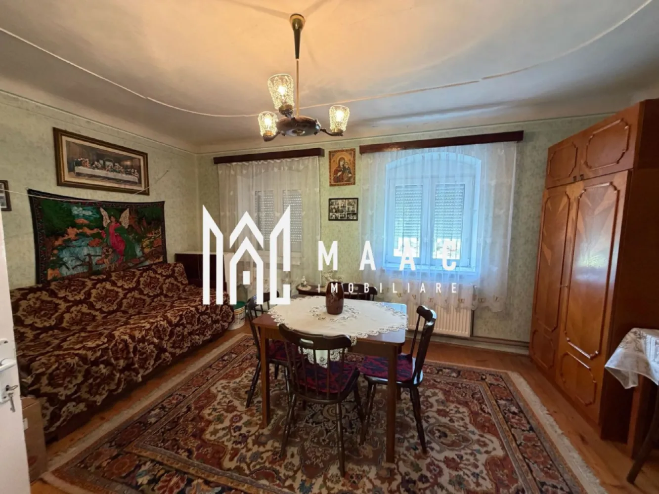 Case de vanzare Sibiu | Casă 3 camere | Gusterița, teren 2381 mp - Casă individuală cu 3 camere în Gusterița, Sibiu, cu 98 mp utili și teren intravilan de 2.381 mp, situată în apropiere de City Residence.

Detalii proprietate:
• Casă individuală cu 3 camere, 2 dormitoare, 1 bucătărie și 1 baie
• Suprafață utilă: 98 mp
• Teren intravilan: 2.381 mp
• Construcție din cărămidă, edificată în anul 1999
• Compartimentare: 3 camere, bucătărie, baie și pivniță
• Proprietatea include anexe gospodărești utile pentru depozitare sau activități auxiliare

Zonă și acces:
Proprietatea este amplasată într-o zonă în continuă dezvoltare, în imediata apropiere de City Residence. Poziționarea oferă acces rapid către puncte de interes și către dezvoltări rezidențiale moderne din Sibiu.

Contactați echipa MAAC Imobiliare pentru detalii suplimentare și programarea unei vizionări. Cod anunț CP3094922.