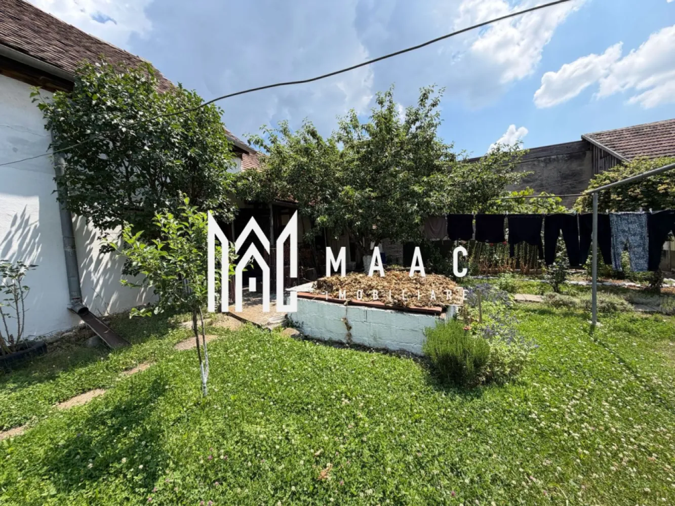 Case de vanzare Sibiu | Casă 3 camere | Gusterița, teren 2381 mp - Casă individuală cu 3 camere în Gusterița, Sibiu, cu 98 mp utili și teren intravilan de 2.381 mp, situată în apropiere de City Residence.

Detalii proprietate:
• Casă individuală cu 3 camere, 2 dormitoare, 1 bucătărie și 1 baie
• Suprafață utilă: 98 mp
• Teren intravilan: 2.381 mp
• Construcție din cărămidă, edificată în anul 1999
• Compartimentare: 3 camere, bucătărie, baie și pivniță
• Proprietatea include anexe gospodărești utile pentru depozitare sau activități auxiliare

Zonă și acces:
Proprietatea este amplasată într-o zonă în continuă dezvoltare, în imediata apropiere de City Residence. Poziționarea oferă acces rapid către puncte de interes și către dezvoltări rezidențiale moderne din Sibiu.

Contactați echipa MAAC Imobiliare pentru detalii suplimentare și programarea unei vizionări. Cod anunț CP3094922.