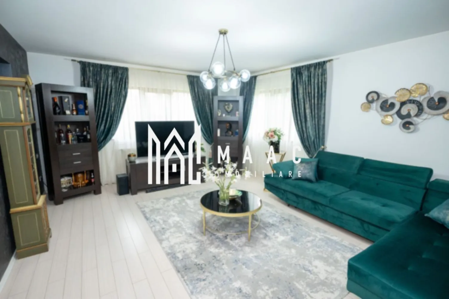 Casă duplex 4 camere | Vlădești, Vâlcea | 142 mp utili, teren 417 mp - Casă duplex cu 4 camere, în regim P+1, situată în Vlădești, Vâlcea, cu 142 mp utili, teren de 417 mp și predare complet mobilată și utilată.

Detalii proprietate:
• Suprafață utilă: 142 mp, suprafață construită: 172 mp
• Teren: 417 mp
• Construită în 2011, construcție finalizată, din cărămidă
• Stare: ultrafinisată
• Compartimentare: living, bucătărie, 3 dormitoare, 2 băi, hol, casa scării
• 2 balcoane, 1 terasă și 2 locuri de parcare
• Izolație termică exterioară și centrală termică pe lemne
• Se vinde complet mobilată și utilată

Proprietatea este amplasată pe Strada Vlădești, în localitatea Vlădești, cu acces facil către municipiul Râmnicu Vâlcea.

Contactați echipa MAAC Imobiliare pentru detalii suplimentare și programarea unei vizionări. Cod anunț CP3181800.
