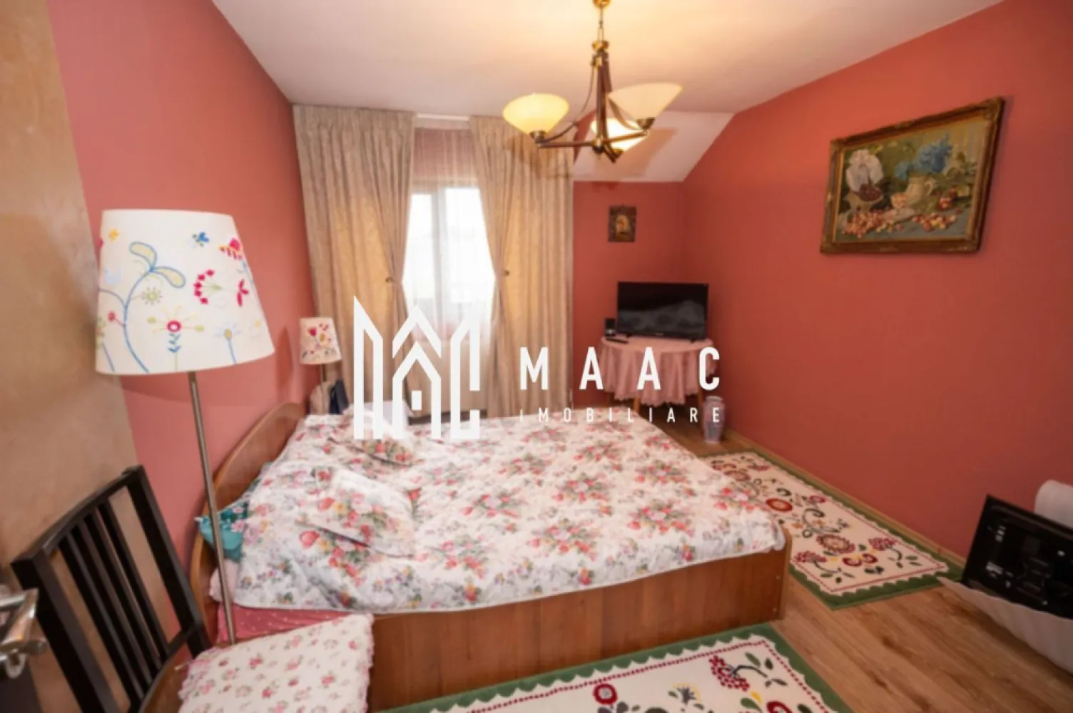 Casă duplex 4 camere | Vlădești, Vâlcea | 142 mp utili, teren 417 mp - Casă duplex cu 4 camere, în regim P+1, situată în Vlădești, Vâlcea, cu 142 mp utili, teren de 417 mp și predare complet mobilată și utilată.

Detalii proprietate:
• Suprafață utilă: 142 mp, suprafață construită: 172 mp
• Teren: 417 mp
• Construită în 2011, construcție finalizată, din cărămidă
• Stare: ultrafinisată
• Compartimentare: living, bucătărie, 3 dormitoare, 2 băi, hol, casa scării
• 2 balcoane, 1 terasă și 2 locuri de parcare
• Izolație termică exterioară și centrală termică pe lemne
• Se vinde complet mobilată și utilată

Proprietatea este amplasată pe Strada Vlădești, în localitatea Vlădești, cu acces facil către municipiul Râmnicu Vâlcea.

Contactați echipa MAAC Imobiliare pentru detalii suplimentare și programarea unei vizionări. Cod anunț CP3181800.