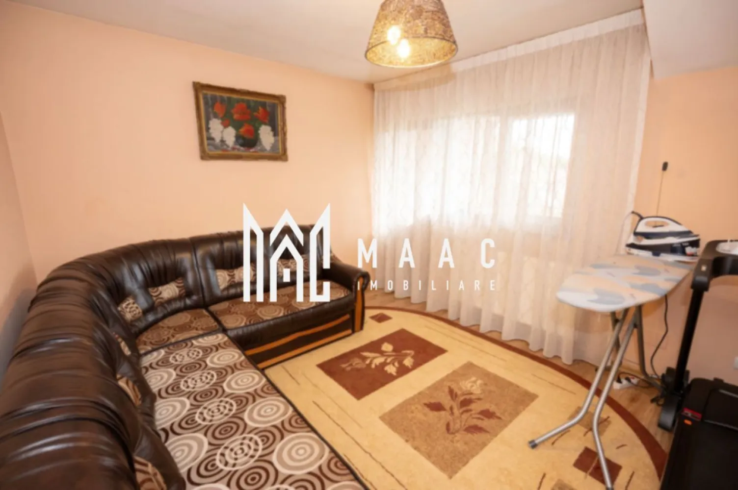 Casă duplex 4 camere | Vlădești, Vâlcea | 142 mp utili, teren 417 mp - Casă duplex cu 4 camere, în regim P+1, situată în Vlădești, Vâlcea, cu 142 mp utili, teren de 417 mp și predare complet mobilată și utilată.

Detalii proprietate:
• Suprafață utilă: 142 mp, suprafață construită: 172 mp
• Teren: 417 mp
• Construită în 2011, construcție finalizată, din cărămidă
• Stare: ultrafinisată
• Compartimentare: living, bucătărie, 3 dormitoare, 2 băi, hol, casa scării
• 2 balcoane, 1 terasă și 2 locuri de parcare
• Izolație termică exterioară și centrală termică pe lemne
• Se vinde complet mobilată și utilată

Proprietatea este amplasată pe Strada Vlădești, în localitatea Vlădești, cu acces facil către municipiul Râmnicu Vâlcea.

Contactați echipa MAAC Imobiliare pentru detalii suplimentare și programarea unei vizionări. Cod anunț CP3181800.