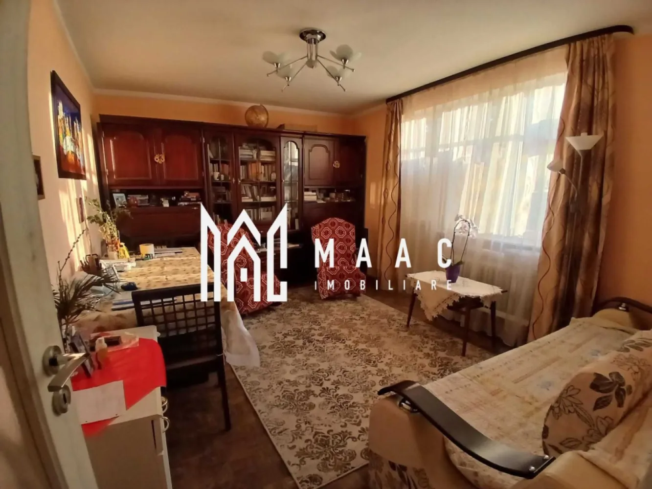 Apartament 2 camere | Decomandat | 52 MPU | Etaj 2 | Balcon | Cedonia - MAAC Imobiliare vă propune spre vânzare un apartament cu 2 camere, decomandat, situat în zona Cedonia, una dintre cele mai apreciate zone rezidențiale din Sibiu.

 Detalii apartament:

Suprafață utilă: 52 mp
Etaj: 2
Compartimentare: 2 camere decomandate + balcon + hol spațios
Locuința este izolată termic și dispune de centrală proprie

 Dotări:

Apartamentul se vinde complet mobilat și utilat
Compartimentare practică, luminoasă și funcțională

 Avantaje:

Etaj intermediar, poziționare excelentă
Zonă cu acces facil la mijloace de transport, supermarketuri, școli și grădinițe
Ideal ca locuință personală sau investiție pentru închiriere

Pentru mai multe detalii și pentru programarea unei vizionări, vă rugăm să specificați ID-ul anunțului: CP2707822
