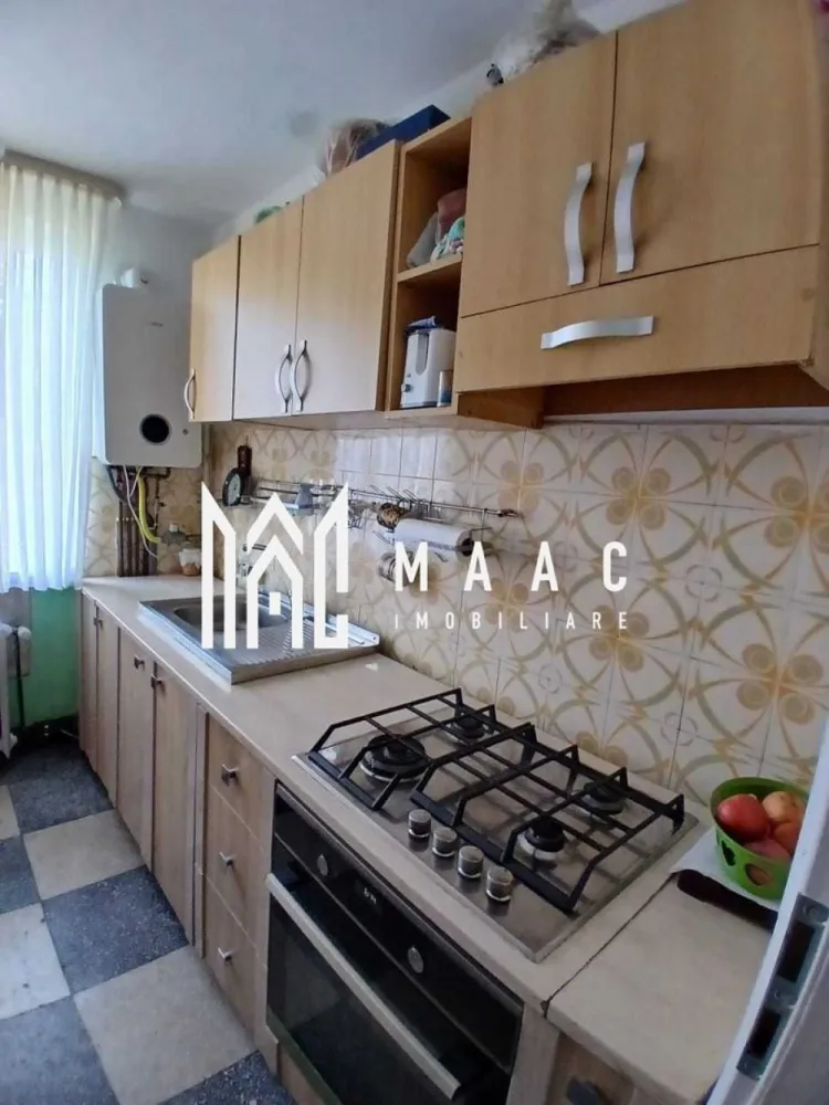 Apartament 2 camere | Decomandat | 52 MPU | Etaj 2 | Balcon | Cedonia - MAAC Imobiliare vă propune spre vânzare un apartament cu 2 camere, decomandat, situat în zona Cedonia, una dintre cele mai apreciate zone rezidențiale din Sibiu.

 Detalii apartament:

Suprafață utilă: 52 mp
Etaj: 2
Compartimentare: 2 camere decomandate + balcon + hol spațios
Locuința este izolată termic și dispune de centrală proprie

 Dotări:

Apartamentul se vinde complet mobilat și utilat
Compartimentare practică, luminoasă și funcțională

 Avantaje:

Etaj intermediar, poziționare excelentă
Zonă cu acces facil la mijloace de transport, supermarketuri, școli și grădinițe
Ideal ca locuință personală sau investiție pentru închiriere

Pentru mai multe detalii și pentru programarea unei vizionări, vă rugăm să specificați ID-ul anunțului: CP2707822