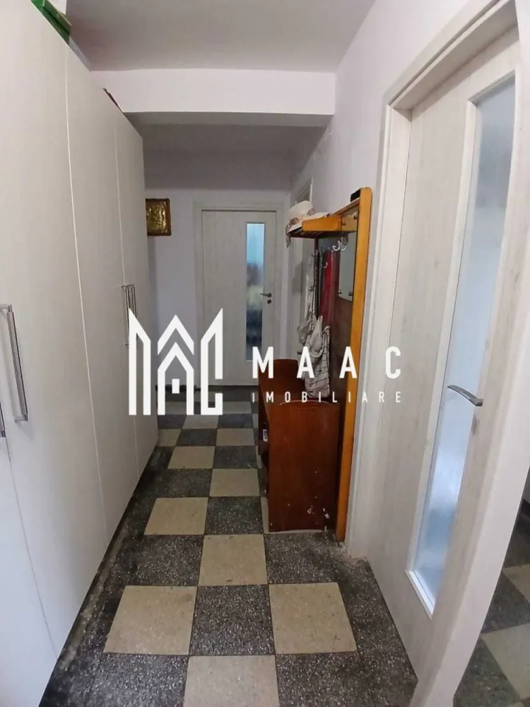 Apartament 2 camere | Decomandat | 52 MPU | Etaj 2 | Balcon | Cedonia - MAAC Imobiliare vă propune spre vânzare un apartament cu 2 camere, decomandat, situat în zona Cedonia, una dintre cele mai apreciate zone rezidențiale din Sibiu.

 Detalii apartament:

Suprafață utilă: 52 mp
Etaj: 2
Compartimentare: 2 camere decomandate + balcon + hol spațios
Locuința este izolată termic și dispune de centrală proprie

 Dotări:

Apartamentul se vinde complet mobilat și utilat
Compartimentare practică, luminoasă și funcțională

 Avantaje:

Etaj intermediar, poziționare excelentă
Zonă cu acces facil la mijloace de transport, supermarketuri, școli și grădinițe
Ideal ca locuință personală sau investiție pentru închiriere

Pentru mai multe detalii și pentru programarea unei vizionări, vă rugăm să specificați ID-ul anunțului: CP2707822