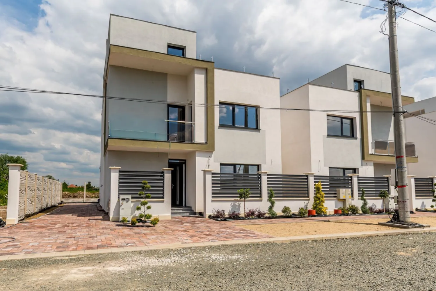 Vilă nouă cu terasă panoramică – design premium, 4 dormitoare, în Gai - Vă propunem spre achiziție o casă modernă, finalizată în 2025, ideală pentru o familie care își dorește confort, funcționalitate și un stil de viață contemporan. Amplasată în cartierul Gai, într-o zonă în plină dezvoltare, proprietatea se remarcă prin arhitectura sa modernă și prin facilitățile premium pe care le oferă.

Preț: 260.000 € (TVA inclus) | COMISION 0%
Contact: Sebastian Nica – 0722 252 639

Detalii proprietate:
Suprafață teren: 222 mp
Configurație: 5 camere
Dormitoare: 4
Băi: 3
An construcție: 2025 (casă nouă, neutilizată)
Terasa circulabilă tip rooftop – ideală pentru relaxare, hobby-uri sau amenajări outdoor moderne
Curte cu întreținere ușoară, perfectă pentru familii ocupate sau pentru amenajări personalizate

Dotări și beneficii:
Centrală proprie + încălzire în pardoseală pentru confort sporit
Compartimentare ergonomică, gândită pentru familii cu copii
Design modern, linii curate și finisaje contemporane
Zonă în expansiune, cu imobile noi în vecinătate – fără case vechi
Ideală atât pentru locuință personală, cât și pentru investiție pe termen lung
Acces rapid către principalele zone ale orașului

Pentru detalii și vizionare:
Sebastian Nica – 0722 252 639

Nu dispui de toată suma? Te ajutăm noi gratuit! Îți obținem oferte de la 16 bănci.

Ai o proprietate de vânzare în Arad și vrei să știi cât valorează cu adevărat?
Sună-mă pentru o evaluare gratuită, fără obligații.

Birou: ACASĂ | Agenție imobiliară Arad
Bulevardul Decebal 2, Arad 310133