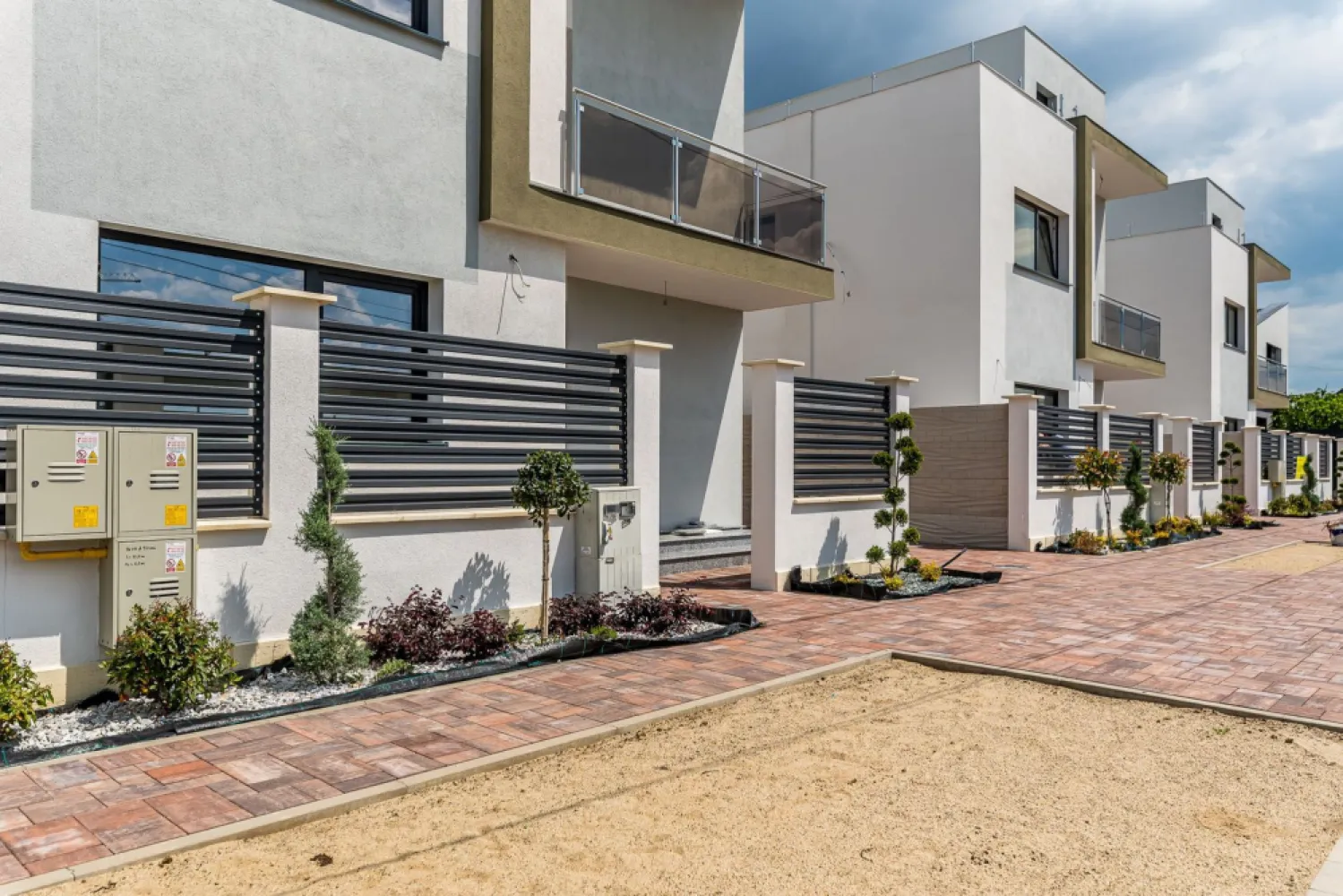 Vilă nouă cu terasă panoramică – design premium, 4 dormitoare, în Gai - Vă propunem spre achiziție o casă modernă, finalizată în 2025, ideală pentru o familie care își dorește confort, funcționalitate și un stil de viață contemporan. Amplasată în cartierul Gai, într-o zonă în plină dezvoltare, proprietatea se remarcă prin arhitectura sa modernă și prin facilitățile premium pe care le oferă.

Preț: 260.000 € (TVA inclus) | COMISION 0%
Contact: Sebastian Nica – 0722 252 639

Detalii proprietate:
Suprafață teren: 222 mp
Configurație: 5 camere
Dormitoare: 4
Băi: 3
An construcție: 2025 (casă nouă, neutilizată)
Terasa circulabilă tip rooftop – ideală pentru relaxare, hobby-uri sau amenajări outdoor moderne
Curte cu întreținere ușoară, perfectă pentru familii ocupate sau pentru amenajări personalizate

Dotări și beneficii:
Centrală proprie + încălzire în pardoseală pentru confort sporit
Compartimentare ergonomică, gândită pentru familii cu copii
Design modern, linii curate și finisaje contemporane
Zonă în expansiune, cu imobile noi în vecinătate – fără case vechi
Ideală atât pentru locuință personală, cât și pentru investiție pe termen lung
Acces rapid către principalele zone ale orașului

Pentru detalii și vizionare:
Sebastian Nica – 0722 252 639

Nu dispui de toată suma? Te ajutăm noi gratuit! Îți obținem oferte de la 16 bănci.

Ai o proprietate de vânzare în Arad și vrei să știi cât valorează cu adevărat?
Sună-mă pentru o evaluare gratuită, fără obligații.

Birou: ACASĂ | Agenție imobiliară Arad
Bulevardul Decebal 2, Arad 310133