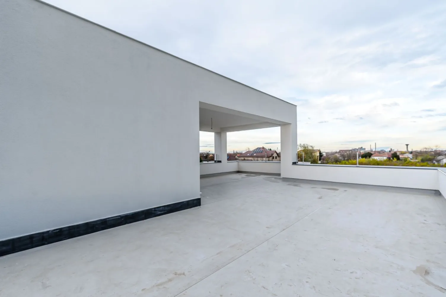 Vilă nouă cu terasă panoramică – design premium, 4 dormitoare, în Gai - Vă propunem spre achiziție o casă modernă, finalizată în 2025, ideală pentru o familie care își dorește confort, funcționalitate și un stil de viață contemporan. Amplasată în cartierul Gai, într-o zonă în plină dezvoltare, proprietatea se remarcă prin arhitectura sa modernă și prin facilitățile premium pe care le oferă.

Preț: 260.000 € (TVA inclus) | COMISION 0%
Contact: Sebastian Nica – 0722 252 639

Detalii proprietate:
Suprafață teren: 222 mp
Configurație: 5 camere
Dormitoare: 4
Băi: 3
An construcție: 2025 (casă nouă, neutilizată)
Terasa circulabilă tip rooftop – ideală pentru relaxare, hobby-uri sau amenajări outdoor moderne
Curte cu întreținere ușoară, perfectă pentru familii ocupate sau pentru amenajări personalizate

Dotări și beneficii:
Centrală proprie + încălzire în pardoseală pentru confort sporit
Compartimentare ergonomică, gândită pentru familii cu copii
Design modern, linii curate și finisaje contemporane
Zonă în expansiune, cu imobile noi în vecinătate – fără case vechi
Ideală atât pentru locuință personală, cât și pentru investiție pe termen lung
Acces rapid către principalele zone ale orașului

Pentru detalii și vizionare:
Sebastian Nica – 0722 252 639

Nu dispui de toată suma? Te ajutăm noi gratuit! Îți obținem oferte de la 16 bănci.

Ai o proprietate de vânzare în Arad și vrei să știi cât valorează cu adevărat?
Sună-mă pentru o evaluare gratuită, fără obligații.

Birou: ACASĂ | Agenție imobiliară Arad
Bulevardul Decebal 2, Arad 310133