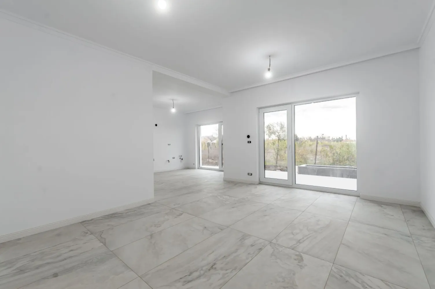 Vilă nouă cu terasă panoramică – design premium, 4 dormitoare, în Gai - Vă propunem spre achiziție o casă modernă, finalizată în 2025, ideală pentru o familie care își dorește confort, funcționalitate și un stil de viață contemporan. Amplasată în cartierul Gai, într-o zonă în plină dezvoltare, proprietatea se remarcă prin arhitectura sa modernă și prin facilitățile premium pe care le oferă.

Preț: 260.000 € (TVA inclus) | COMISION 0%
Contact: Sebastian Nica – 0722 252 639

Detalii proprietate:
Suprafață teren: 222 mp
Configurație: 5 camere
Dormitoare: 4
Băi: 3
An construcție: 2025 (casă nouă, neutilizată)
Terasa circulabilă tip rooftop – ideală pentru relaxare, hobby-uri sau amenajări outdoor moderne
Curte cu întreținere ușoară, perfectă pentru familii ocupate sau pentru amenajări personalizate

Dotări și beneficii:
Centrală proprie + încălzire în pardoseală pentru confort sporit
Compartimentare ergonomică, gândită pentru familii cu copii
Design modern, linii curate și finisaje contemporane
Zonă în expansiune, cu imobile noi în vecinătate – fără case vechi
Ideală atât pentru locuință personală, cât și pentru investiție pe termen lung
Acces rapid către principalele zone ale orașului

Pentru detalii și vizionare:
Sebastian Nica – 0722 252 639

Nu dispui de toată suma? Te ajutăm noi gratuit! Îți obținem oferte de la 16 bănci.

Ai o proprietate de vânzare în Arad și vrei să știi cât valorează cu adevărat?
Sună-mă pentru o evaluare gratuită, fără obligații.

Birou: ACASĂ | Agenție imobiliară Arad
Bulevardul Decebal 2, Arad 310133