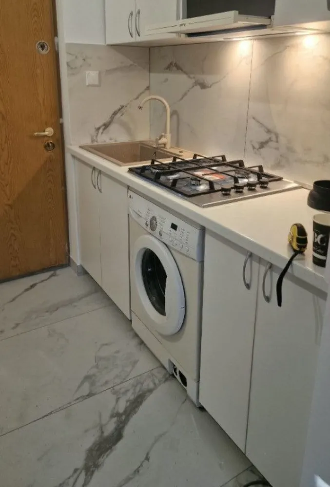 De inchiriat garsoniera, Micro 40, Parter, 230 euro - Se oferă spre închiriere o garsonieră recent renovată, aflată la prima închiriere, situată pe Strada Năruja, într-o zonă liniștită și foarte bine poziționată.
Localizare excelentă:
- 2 minute de Mall
- 3 minute de Lidl, Carrefour și Kaufland
- Aproape de grădinițe și școli
- 6 minute de Facultatea de Litere, Drept și Economie 
- Acces rapid către alte puncte de interes din oraș.
 Detalii proprietate:
- Suprafață: 24 mp
- Parter 
- Semimobilată dar la cererea chiriasului se va aduce un pat si un sifonier
- Baie și chicinetă mobilate complet, cu mobilier nou
- Renovată recent
- Încălzire la comun, cu posibilitate de racordare la gaz
 Animalele de companie sunt acceptate, cu excepția câinilor de talie mare.
 Condiții de închiriere:
Chirie: 1.200 lei/lună
Garantie returnabila 1200 lei.
Contract declarat la ANAF.
Se percepe comision de tranzactionare.
Pentru mai multe detalii sau programarea unei vizionări, vă rog să mă contactați telefonic 0741.030.291 Marilena, Agentia Mag Invest.