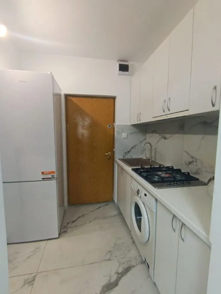De inchiriat garsoniera, Micro 40, Parter, 230 euro - Se oferă spre închiriere o garsonieră recent renovată, aflată la prima închiriere, situată pe Strada Năruja, într-o zonă liniștită și foarte bine poziționată.
Localizare excelentă:
- 2 minute de Mall
- 3 minute de Lidl, Carrefour și Kaufland
- Aproape de grădinițe și școli
- 6 minute de Facultatea de Litere, Drept și Economie 
- Acces rapid către alte puncte de interes din oraș.
 Detalii proprietate:
- Suprafață: 24 mp
- Parter 
- Semimobilată dar la cererea chiriasului se va aduce un pat si un sifonier
- Baie și chicinetă mobilate complet, cu mobilier nou
- Renovată recent
- Încălzire la comun, cu posibilitate de racordare la gaz
 Animalele de companie sunt acceptate, cu excepția câinilor de talie mare.
 Condiții de închiriere:
Chirie: 1.200 lei/lună
Garantie returnabila 1200 lei.
Contract declarat la ANAF.
Se percepe comision de tranzactionare.
Pentru mai multe detalii sau programarea unei vizionări, vă rog să mă contactați telefonic 0741.030.291 Marilena, Agentia Mag Invest.
