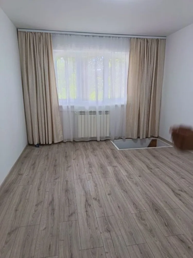 De inchiriat garsoniera, Micro 40, Parter, 230 euro - Se oferă spre închiriere o garsonieră recent renovată, aflată la prima închiriere, situată pe Strada Năruja, într-o zonă liniștită și foarte bine poziționată.
Localizare excelentă:
- 2 minute de Mall
- 3 minute de Lidl, Carrefour și Kaufland
- Aproape de grădinițe și școli
- 6 minute de Facultatea de Litere, Drept și Economie 
- Acces rapid către alte puncte de interes din oraș.
 Detalii proprietate:
- Suprafață: 24 mp
- Parter 
- Semimobilată dar la cererea chiriasului se va aduce un pat si un sifonier
- Baie și chicinetă mobilate complet, cu mobilier nou
- Renovată recent
- Încălzire la comun, cu posibilitate de racordare la gaz
 Animalele de companie sunt acceptate, cu excepția câinilor de talie mare.
 Condiții de închiriere:
Chirie: 1.200 lei/lună
Garantie returnabila 1200 lei.
Contract declarat la ANAF.
Se percepe comision de tranzactionare.
Pentru mai multe detalii sau programarea unei vizionări, vă rog să mă contactați telefonic 0741.030.291 Marilena, Agentia Mag Invest.