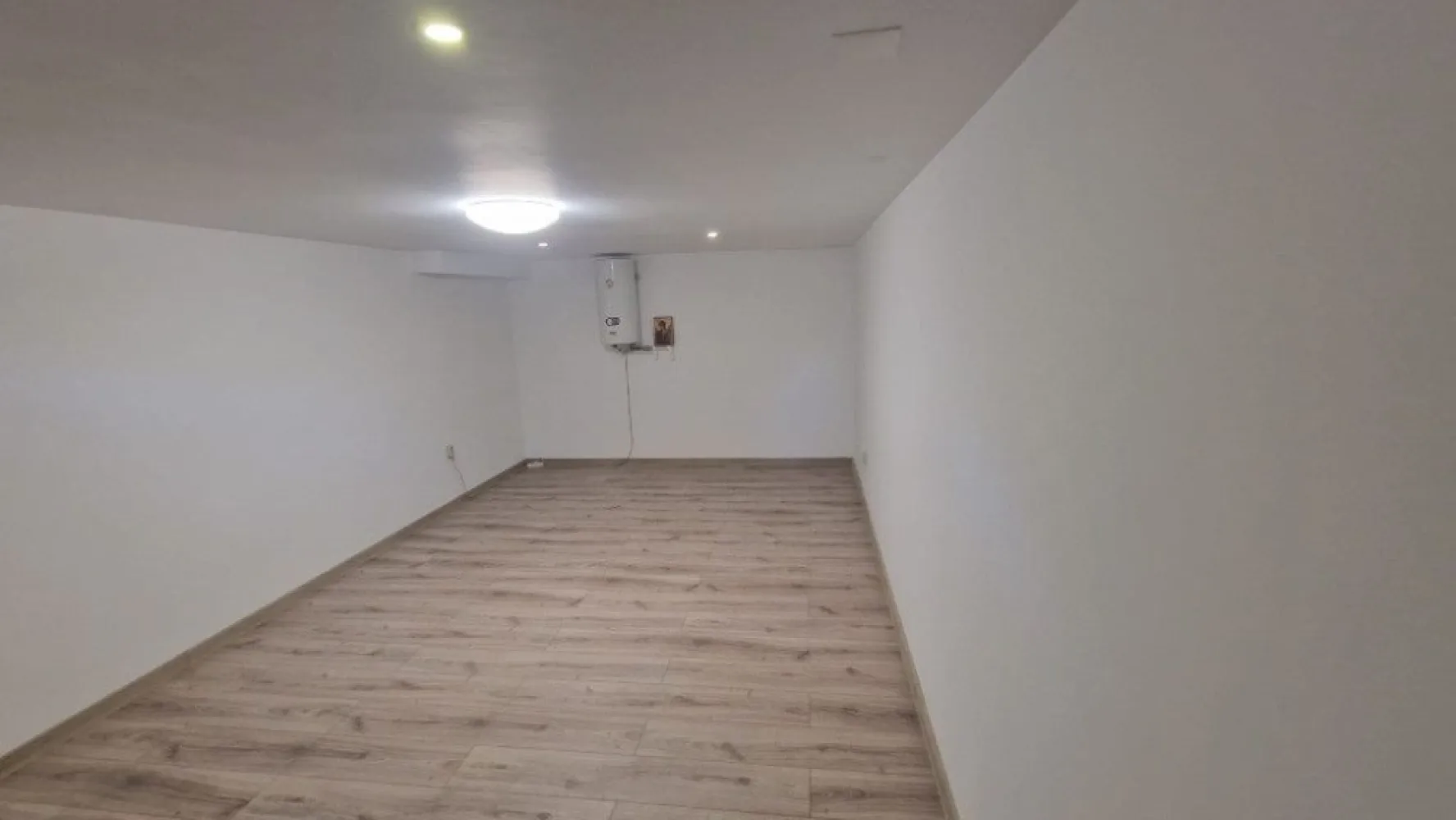 De inchiriat garsoniera, Micro 40, Parter, 230 euro - Se oferă spre închiriere o garsonieră recent renovată, aflată la prima închiriere, situată pe Strada Năruja, într-o zonă liniștită și foarte bine poziționată.
Localizare excelentă:
- 2 minute de Mall
- 3 minute de Lidl, Carrefour și Kaufland
- Aproape de grădinițe și școli
- 6 minute de Facultatea de Litere, Drept și Economie 
- Acces rapid către alte puncte de interes din oraș.
 Detalii proprietate:
- Suprafață: 24 mp
- Parter 
- Semimobilată dar la cererea chiriasului se va aduce un pat si un sifonier
- Baie și chicinetă mobilate complet, cu mobilier nou
- Renovată recent
- Încălzire la comun, cu posibilitate de racordare la gaz
 Animalele de companie sunt acceptate, cu excepția câinilor de talie mare.
 Condiții de închiriere:
Chirie: 1.200 lei/lună
Garantie returnabila 1200 lei.
Contract declarat la ANAF.
Se percepe comision de tranzactionare.
Pentru mai multe detalii sau programarea unei vizionări, vă rog să mă contactați telefonic 0741.030.291 Marilena, Agentia Mag Invest.
