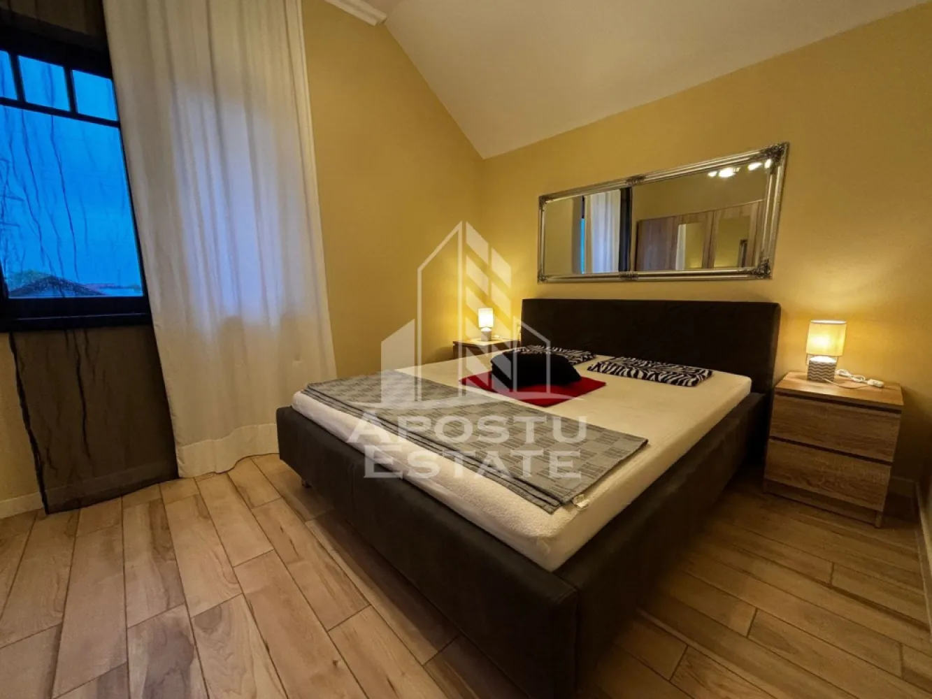 Apartament cu 2 camere, Petfriendly, zona Dumbravita, - APOSTU ESTATE vă propune spre închiriere un apartament spaţios şi elegant, cu 2 camere, situat într-o zonă liniştită şi bine conectată din Dumbravita, ideal pentru cupluri sau persoane care doresc un spaţiu generos şi confortabil.

Suprafaţă utilă: 55mp
Compartimentare eficientă:

Hol de acces
Bucătărie complet mobilată şi utilată, cu loc de luat masa
Living luminos şi spaţios
Dormitor mobilat
Baie principală cu cada şi geam pentru ventilaţie naturală

Confort şi facilităţi:

Centrală termică proprie cu incalzire in pardoseala
Aer condiţionat
Doua locuri parcare inclus în preţ

Apartamentul este complet mobilat şi utilat

Localizare: Zona Dumbravita– linişte, acces facil spre oraş, în apropiere de magazine, şcoli şi mijloace de transport în comun.

Ideal pentru:
Cupluri

Profesionişti care lucrează remote

Preţ chirie: 450 Euro
Garantie: 500 Euro
Programează o vizionare!
ID intern: CP1888982