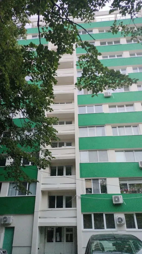 De inchiriez apartament mobilat doua camere in Tiglina 2, 420 E - Ofer spre închiriere, pe termen lung, apartament cu 2 camere decomandat, complet mobilat și utilat, situat in Tiglina 2, Galați.
 Detalii apartament:
- suprafață utilă: 52 mp
- Etaj 3 din bloc cu lift
- Compartimentare decomandată
- Bloc reabilitat termic recent
 Dotări:
- Mobilat și utilat
- Centrală termică proprie
- 2 aparate de aer condiționat
- Televizoare
- Ferestre termopan
- Toate utilitățile necesare pentru mutare imediată
Zonă liniștită, cu acces facil către magazine, transport public și alte puncte de interes.
 Contract de închiriere declarat la ANAF.
Chirie 420euro
Garantie returnabila 420 euro.
Se percepe comision de tranzactionare.
Pentru mai multe informații și programarea unei vizionări, vă rog să mă contactați 0741.030.291 Agentia Mag Invest.