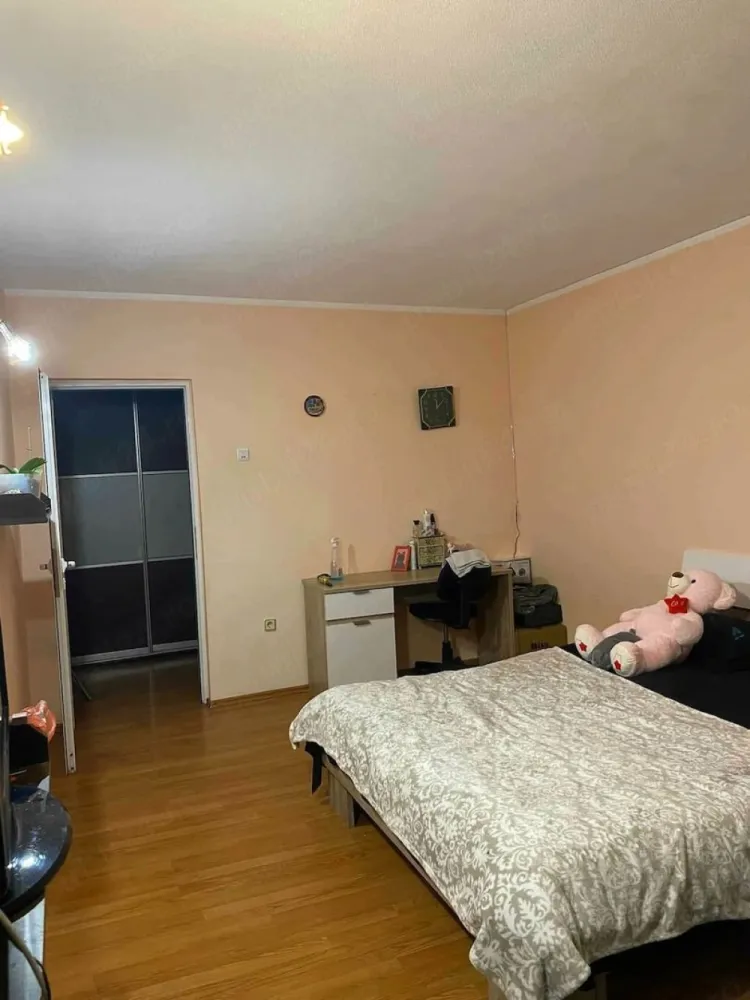 De inchiriez apartament mobilat doua camere in Tiglina 2, 420 E - Ofer spre închiriere, pe termen lung, apartament cu 2 camere decomandat, complet mobilat și utilat, situat in Tiglina 2, Galați.
 Detalii apartament:
- suprafață utilă: 52 mp
- Etaj 3 din bloc cu lift
- Compartimentare decomandată
- Bloc reabilitat termic recent
 Dotări:
- Mobilat și utilat
- Centrală termică proprie
- 2 aparate de aer condiționat
- Televizoare
- Ferestre termopan
- Toate utilitățile necesare pentru mutare imediată
Zonă liniștită, cu acces facil către magazine, transport public și alte puncte de interes.
 Contract de închiriere declarat la ANAF.
Chirie 420euro
Garantie returnabila 420 euro.
Se percepe comision de tranzactionare.
Pentru mai multe informații și programarea unei vizionări, vă rog să mă contactați 0741.030.291 Agentia Mag Invest.