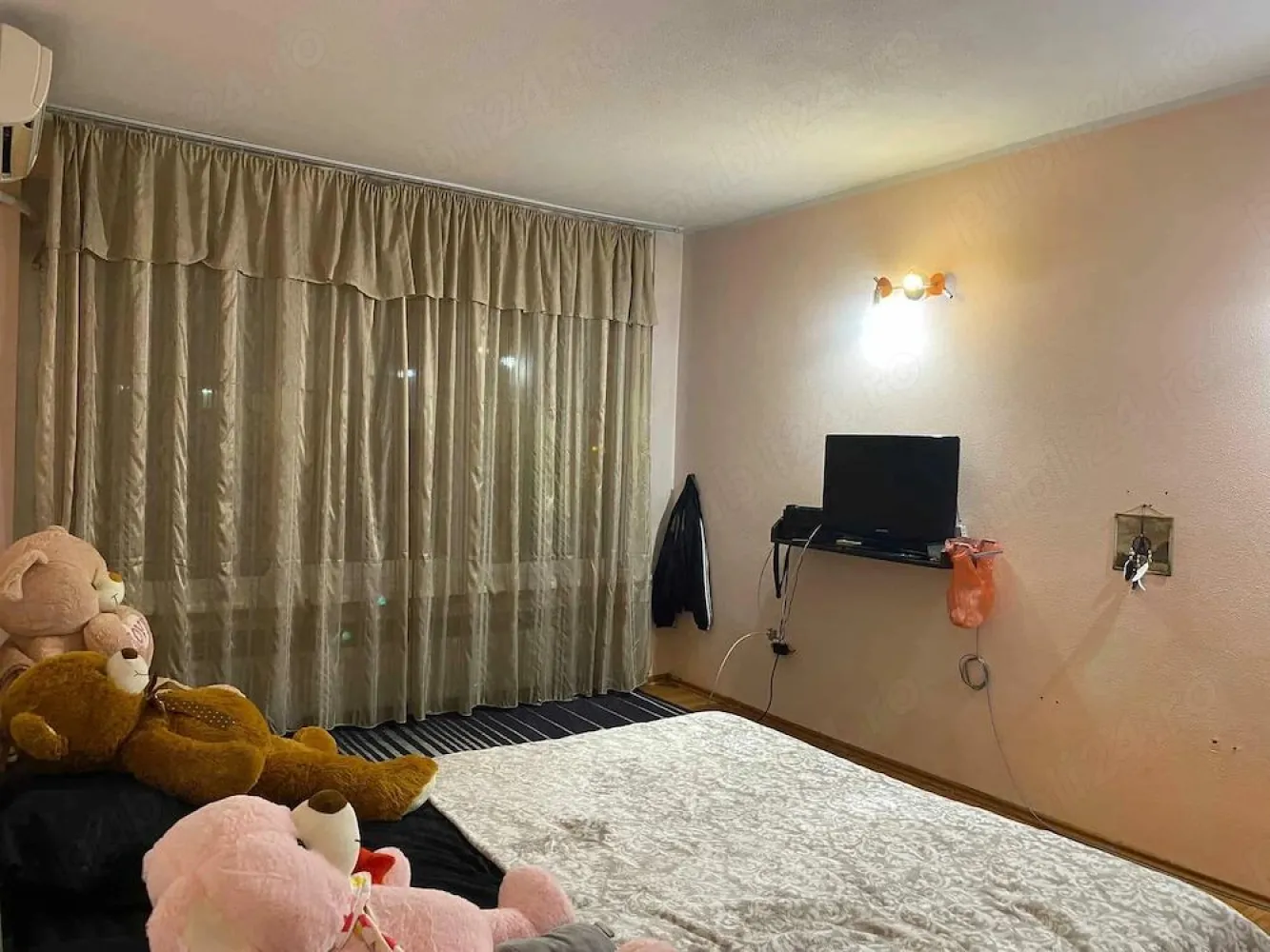 De inchiriez apartament mobilat doua camere in Tiglina 2, 420 E - Ofer spre închiriere, pe termen lung, apartament cu 2 camere decomandat, complet mobilat și utilat, situat in Tiglina 2, Galați.
 Detalii apartament:
- suprafață utilă: 52 mp
- Etaj 3 din bloc cu lift
- Compartimentare decomandată
- Bloc reabilitat termic recent
 Dotări:
- Mobilat și utilat
- Centrală termică proprie
- 2 aparate de aer condiționat
- Televizoare
- Ferestre termopan
- Toate utilitățile necesare pentru mutare imediată
Zonă liniștită, cu acces facil către magazine, transport public și alte puncte de interes.
 Contract de închiriere declarat la ANAF.
Chirie 420euro
Garantie returnabila 420 euro.
Se percepe comision de tranzactionare.
Pentru mai multe informații și programarea unei vizionări, vă rog să mă contactați 0741.030.291 Agentia Mag Invest.