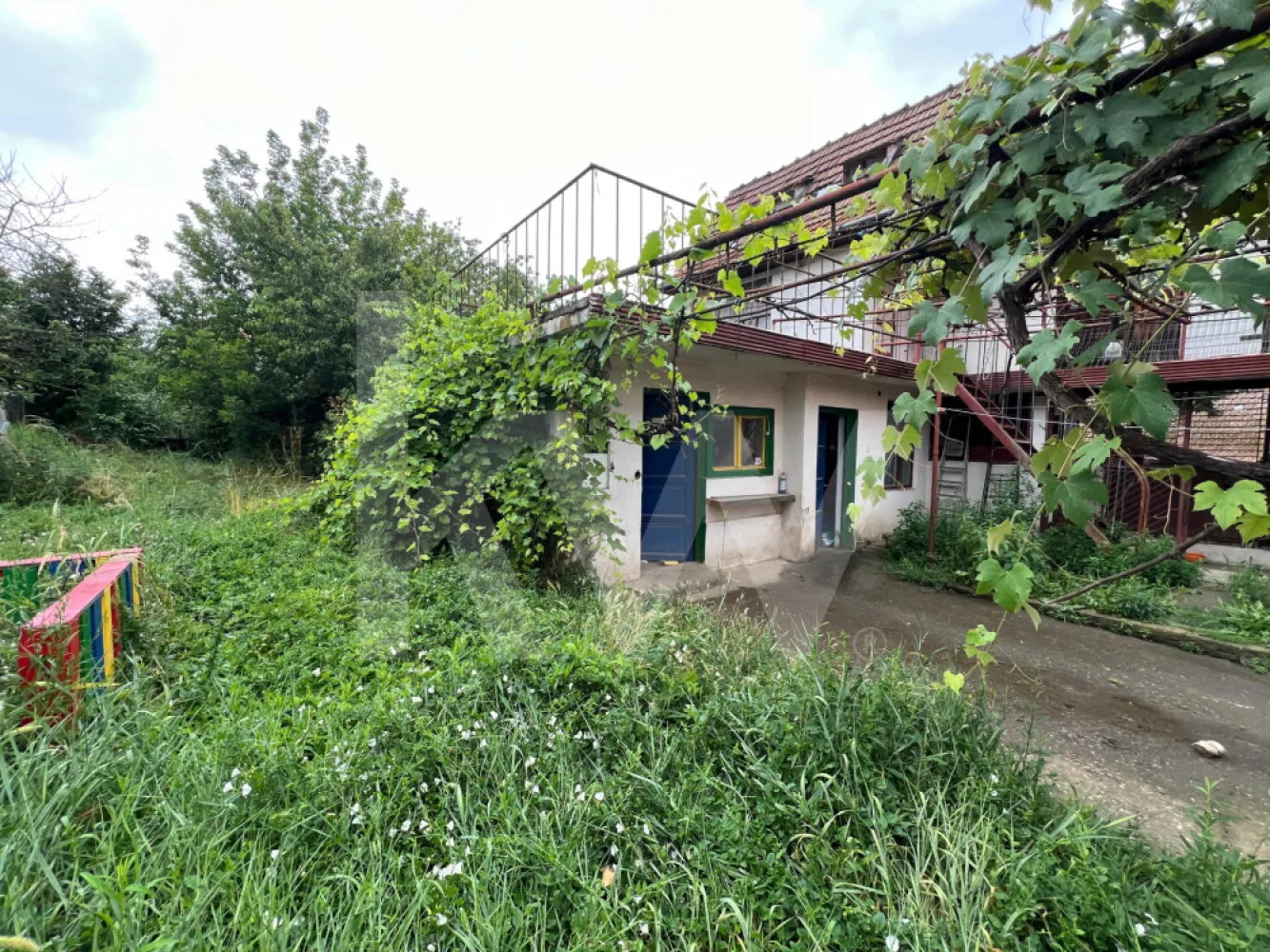 Casa cu gradina de vanzare - Casă cu grădină în una dintre cele mai bune zone din Mediaș
Dacă îți dorești liniște, intimitate și o curte în care să te bucuri de timpul liber, această proprietate poate fi alegerea potrivită.
3 camere luminoase și bine compartimentate in suprafata de 90 mp.
 Baie spațioasă
 Pivniță ideală pentru depozitare
 Grădină proprie de aproximativ 200 mp
 Zonă apreciată și liniștită a Mediașului
Fie că visezi la o grădină cu flori, un loc de joacă pentru copii sau seri relaxante alături de familie, această proprietate îți oferă spațiul și confortul de care ai nevoie.

O casă primitoare, cu potențial și amplasare excelentă, pregătită să devină noul tău cămin.