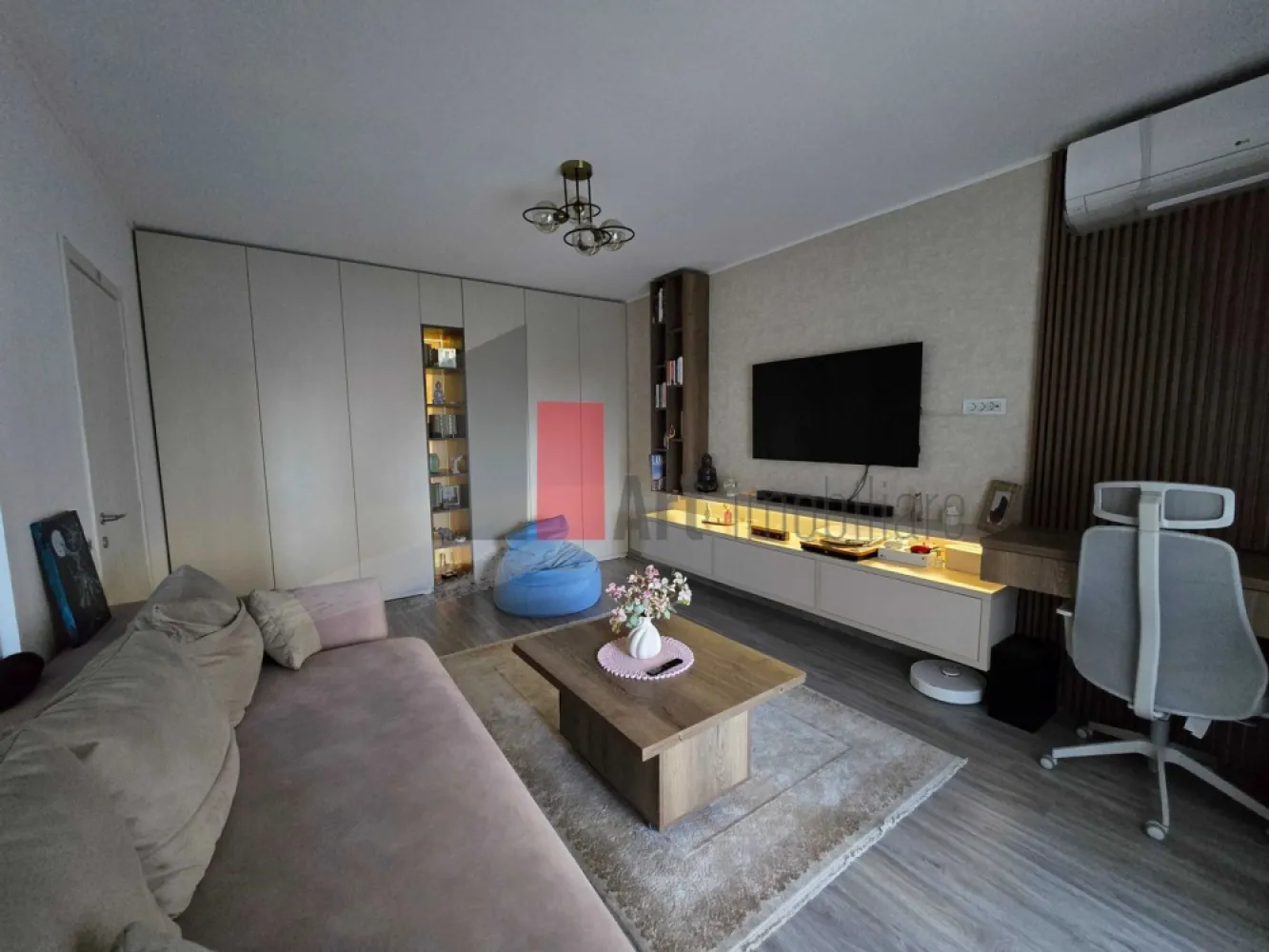 Vanzare apartament 2 camere Aqua City - Crangasi - Vă propunem spre vânzare un apartament cu 2 camere decomandqt, situat la etajul 2 în cadrul complexului rezidențial Aqua City. Proprietatea este ideală atât pentru locuit oferind un standard ridicat de confort și finisaje de calitate superioara.

​Apartamentul se vinde complet mobilat și utilat, cum se prezintă în fotografii, fiind gata pentru a primi noii proprietari fără a necesita investiții suplimentare.

​Dotări și Specificații Tehnice:

​Confort termic optim: Centrală termică proprie cu încălzire în pardoseală asigură o distribuție uniformă a căldurii și costuri reduse de întreținere (max. 300 lei/luna in lunile friguroase)

​Climatizare: Aer condiționat LG de 18.000 BTU, ideal pentru a menține o temperatură perfectă în toată casa în zilele caniculare.

​Electrocasnice premium: Bucătăria și zona de living sunt complet echipate cu aparatură de top de la Electrolux și Samsung (frigider, plită, cuptor, masina de spalat vase).

​Spațiu exterior generos: Un balcon deschis de 8 mp, ideal pentru momentele de relaxare sau pentru amenajarea unui colț de lectură/cafea.

​Despre Complex și Zonă:
​Aqua City oferă o comunitate tânără, siguranță (paza, bariera masini, camere video) și acces facil către punctele de interes din București. În proximitate găsiți hypermarketuri (Auchan Crângași), zone de recreere (Lacul Morii), școli, grădinițe și mijloace de transport în comun.
Transport public: RATB 162, 163 și tramvaiul 44 chiar la intrarea în complex. RATB-ul ajunge direct la Metrou Crângași (5 stații).
​