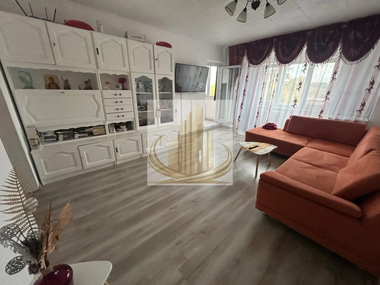 Apartament 5 camere 100mp Zona Padurea Verde - Grand Mobilis Imobiliare vă propune spre vânzare un apartament generos cu 5 camere, situat în una dintre cele mai apreciate și liniștite zone ale orașului – Pădurea Verde – UMT.

Cu o suprafață utilă de 100 mp și amplasat la etajul 3 din 4, apartamentul oferă spațiul și confortul necesare unei familii care își dorește să locuiască într-o zonă verde, ferită de agitația urbană, dar cu acces rapid către toate facilitățile urbane.

Locuința este compartimentată eficient și dispune de 5 camere, 2 băi, bucătărie închisă și balcon. Blocul este unul aerisit, cu doar 2 apartamente pe nivel, oferind un plus de intimitate și confort.

Apartamentul a fost renovat aproape integral în urmă cu aproximativ 5 ani, beneficiind de instalație electrică și tablou electric complet noi. Confortul termic este asigurat de o centrală termică Vaillant în condensare, iar în zilele călduroase de vară vă puteți bucura de aer condiționat. Una dintre băi a rămas nerenovată, oferind viitorilor proprietari posibilitatea de a o amenaja după propriul gust.

Un avantaj important al proprietății este accesul facil la transportul public, stația de autobuz fiind situată chiar la scara blocului. De asemenea, zona oferă acces rapid către centre comerciale, școli, grădinițe și principalele puncte de interes ale orașului.

Se vinde complet mobilat și utilat, fiind pregătit pentru mutare imediată, fără investiții majore necesare.

Dacă sunteți în căutarea unui apartament spațios, bine întreținut, într-o zonă liniștită și bine conectată la oraș, această proprietate reprezintă o oportunitate excelentă.

Pentru detalii suplimentare și programarea unei vizionări, vă invităm să ne contactați.