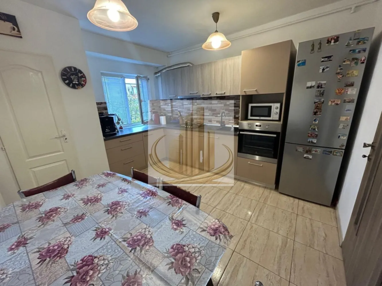 Apartament 5 camere 100mp Zona Padurea Verde - Grand Mobilis Imobiliare vă propune spre vânzare un apartament generos cu 5 camere, situat în una dintre cele mai apreciate și liniștite zone ale orașului – Pădurea Verde – UMT.

Cu o suprafață utilă de 100 mp și amplasat la etajul 3 din 4, apartamentul oferă spațiul și confortul necesare unei familii care își dorește să locuiască într-o zonă verde, ferită de agitația urbană, dar cu acces rapid către toate facilitățile urbane.

Locuința este compartimentată eficient și dispune de 5 camere, 2 băi, bucătărie închisă și balcon. Blocul este unul aerisit, cu doar 2 apartamente pe nivel, oferind un plus de intimitate și confort.

Apartamentul a fost renovat aproape integral în urmă cu aproximativ 5 ani, beneficiind de instalație electrică și tablou electric complet noi. Confortul termic este asigurat de o centrală termică Vaillant în condensare, iar în zilele călduroase de vară vă puteți bucura de aer condiționat. Una dintre băi a rămas nerenovată, oferind viitorilor proprietari posibilitatea de a o amenaja după propriul gust.

Un avantaj important al proprietății este accesul facil la transportul public, stația de autobuz fiind situată chiar la scara blocului. De asemenea, zona oferă acces rapid către centre comerciale, școli, grădinițe și principalele puncte de interes ale orașului.

Se vinde complet mobilat și utilat, fiind pregătit pentru mutare imediată, fără investiții majore necesare.

Dacă sunteți în căutarea unui apartament spațios, bine întreținut, într-o zonă liniștită și bine conectată la oraș, această proprietate reprezintă o oportunitate excelentă.

Pentru detalii suplimentare și programarea unei vizionări, vă invităm să ne contactați.