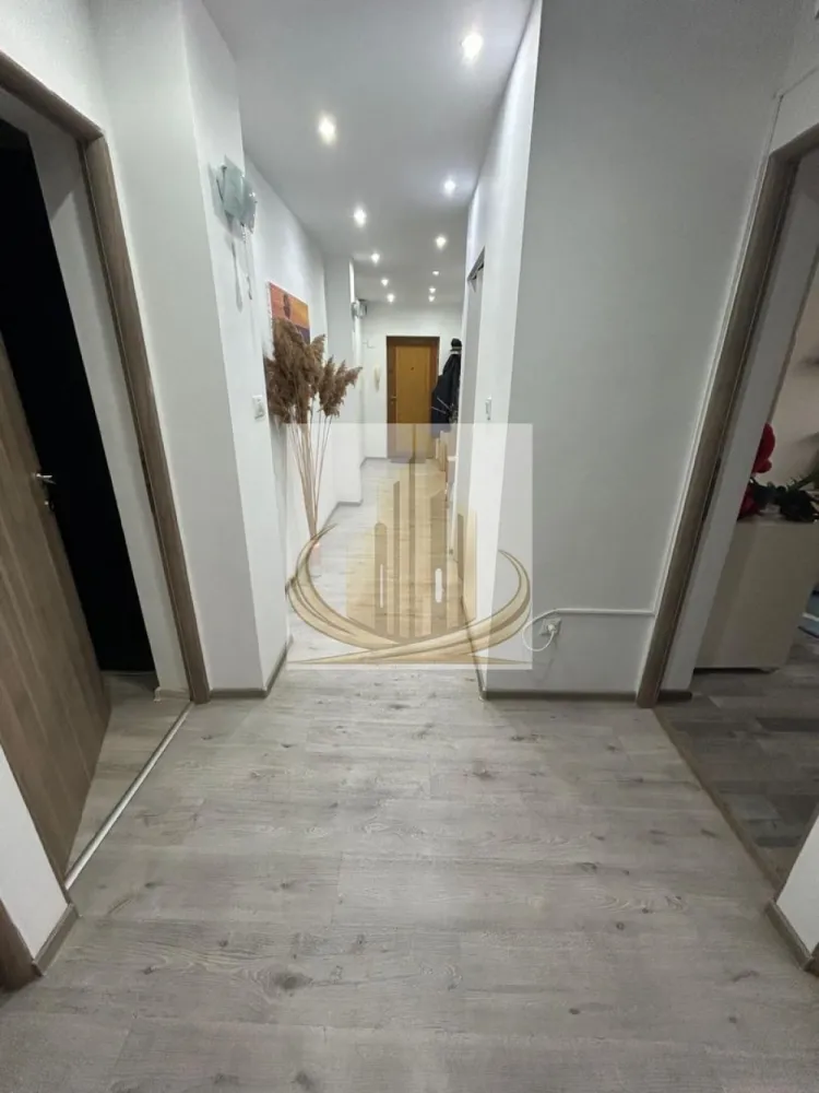 Apartament 5 camere 100mp Zona Padurea Verde - Grand Mobilis Imobiliare vă propune spre vânzare un apartament generos cu 5 camere, situat în una dintre cele mai apreciate și liniștite zone ale orașului – Pădurea Verde – UMT.

Cu o suprafață utilă de 100 mp și amplasat la etajul 3 din 4, apartamentul oferă spațiul și confortul necesare unei familii care își dorește să locuiască într-o zonă verde, ferită de agitația urbană, dar cu acces rapid către toate facilitățile urbane.

Locuința este compartimentată eficient și dispune de 5 camere, 2 băi, bucătărie închisă și balcon. Blocul este unul aerisit, cu doar 2 apartamente pe nivel, oferind un plus de intimitate și confort.

Apartamentul a fost renovat aproape integral în urmă cu aproximativ 5 ani, beneficiind de instalație electrică și tablou electric complet noi. Confortul termic este asigurat de o centrală termică Vaillant în condensare, iar în zilele călduroase de vară vă puteți bucura de aer condiționat. Una dintre băi a rămas nerenovată, oferind viitorilor proprietari posibilitatea de a o amenaja după propriul gust.

Un avantaj important al proprietății este accesul facil la transportul public, stația de autobuz fiind situată chiar la scara blocului. De asemenea, zona oferă acces rapid către centre comerciale, școli, grădinițe și principalele puncte de interes ale orașului.

Se vinde complet mobilat și utilat, fiind pregătit pentru mutare imediată, fără investiții majore necesare.

Dacă sunteți în căutarea unui apartament spațios, bine întreținut, într-o zonă liniștită și bine conectată la oraș, această proprietate reprezintă o oportunitate excelentă.

Pentru detalii suplimentare și programarea unei vizionări, vă invităm să ne contactați.