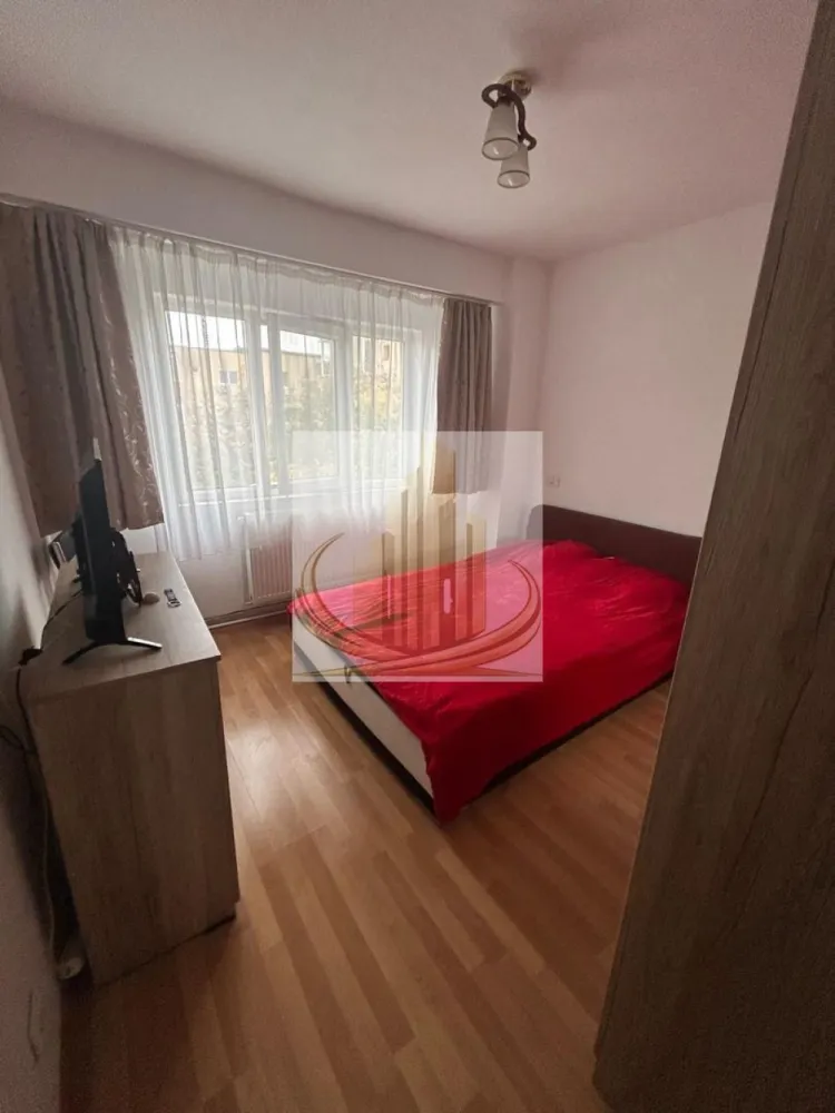 Apartament 5 camere 100mp Zona Padurea Verde - Grand Mobilis Imobiliare vă propune spre vânzare un apartament generos cu 5 camere, situat în una dintre cele mai apreciate și liniștite zone ale orașului – Pădurea Verde – UMT.

Cu o suprafață utilă de 100 mp și amplasat la etajul 3 din 4, apartamentul oferă spațiul și confortul necesare unei familii care își dorește să locuiască într-o zonă verde, ferită de agitația urbană, dar cu acces rapid către toate facilitățile urbane.

Locuința este compartimentată eficient și dispune de 5 camere, 2 băi, bucătărie închisă și balcon. Blocul este unul aerisit, cu doar 2 apartamente pe nivel, oferind un plus de intimitate și confort.

Apartamentul a fost renovat aproape integral în urmă cu aproximativ 5 ani, beneficiind de instalație electrică și tablou electric complet noi. Confortul termic este asigurat de o centrală termică Vaillant în condensare, iar în zilele călduroase de vară vă puteți bucura de aer condiționat. Una dintre băi a rămas nerenovată, oferind viitorilor proprietari posibilitatea de a o amenaja după propriul gust.

Un avantaj important al proprietății este accesul facil la transportul public, stația de autobuz fiind situată chiar la scara blocului. De asemenea, zona oferă acces rapid către centre comerciale, școli, grădinițe și principalele puncte de interes ale orașului.

Se vinde complet mobilat și utilat, fiind pregătit pentru mutare imediată, fără investiții majore necesare.

Dacă sunteți în căutarea unui apartament spațios, bine întreținut, într-o zonă liniștită și bine conectată la oraș, această proprietate reprezintă o oportunitate excelentă.

Pentru detalii suplimentare și programarea unei vizionări, vă invităm să ne contactați.