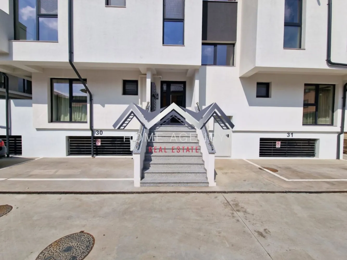 Apartament 2 camere Otopeni | parter înalt + terasă | include parcare - Achiziția se realizează direct de la dezvoltator, fără perceperea vreunui comision din partea cumpărătorului. Oferim consultanță gratuită pe întreaga durată a procesului de achiziție, asigurând suport specializat la fiecare etapă. De asemenea, la solicitare, punem la dispoziție servicii de brokeraj financiar, fără costuri suplimentare, pentru identificarea celor mai avantajoase soluții de finanțare adaptate nevoilor dumneavoastră. Vă propunem, spre vânzare, un apartament cu 2 camere modern, în suprafață utilă de 49,63 mp, situat la parter (înalt) într-un bloc nou cu regim mic de înălțime (D+P+3M), în zona centrală a orașului Otopeni, ideal pentru locuință sau ca investiție. Imobilul impresionează prin compartimentarea inteligentă. Living-ul și bucătăria open space, în suprafață de 28.23 mp utili, oferă un spațiu aerisit și luminos, perfect pentru petrecerea timpului liber, socializare sau cine cu prietenii. Zona de zi beneficiază de acces direct spre terasa de 8,49 mp, orientată spre Est, oferind lumină naturală dimineața și un spațiu plăcut pentru relaxare pe tot parcursul zilei. Dormitorul este foarte confortabil, intim și luminos, având acces spre terasă de asemenea, ceea ce creează un flux natural între spațiul interior și cel exterior. Holul de acces este foarte generos și permite amenajarea unor spații de depozitare suplimentare, inclusiv un dressing practic, pentru o organizare eficientă a locuinței. Baia este modernă, cu duș walk-in și fereastră, oferind confort și funcționalitate, cu un design care maximizează lumina naturală. Apartamentul se predă complet finisat, cu parchet, gresie, faianță și baie utilată, gata pentru a fi personalizat după gustul viitorului proprietar. Confortul termic este asigurat de centrală proprie și încălzire prin pardoseală, o soluție modernă ce distribuie căldura uniform și contribuie la reducerea costurilor de întreținere. Imobilul este racordat la toate utilitățile publice – apă, gaze, electricitate și canalizare. Poziționarea este excelentă: apartamentul se află aproape de piață, supermarketuri, restaurante, farmacii și școală, iar transportul public este la câțiva pași. Accesul către DN1, Centura București și Aeroportul Henri Coandă este rapid și facil. În viitor, zona va fi deservită și de stația de metrou, ceea ce crește valoarea investiției și confortul locuirii. Prețul afișat este final, include TVA și un loc de parcare dedicat. Pozele sunt reale. 📞 Programează acum o vizionare!