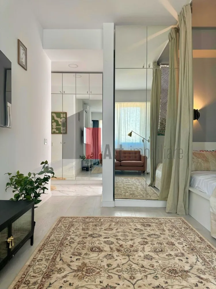 Inchiriere garsoniera Novum 56, Blvd. Timisoara, Dr. Taberei - Se ofera spre inchiriere garsonieră spațioasă de 42 mp + terasă 

Se oferă spre închiriere o garsonieră modernă și luminoasă, situată într-un ansamblu rezidențial nou. Cu o suprafață generoasă de 42 mp, această locuință este cea mai mare garsonieră din complex și beneficiază inclusiv de o terasa, ideală pentru relaxare, neavand in apropiere blocuri sau alte constructii care sa obstructureze vederea.

Caracteristici și avantaje:
Luminozitate excelentă – datorită geamurilor înalte din termopan (6 camere grosime), garsoniera primește lumină naturală pe tot parcursul zilei.
Spații de depozitare generoase – dressinguri mari, realizate la comandă, amplasate în hol și sufragerie, optimizând eficient spațiul.
Pat matrimonial (140x200 cm) cu sistem de depozitare integrat, accesibil prin mecanism de ridicare.
Design modern și funcțional, ideal pentru un stil de viață confortabil și organizat.

Dotari apartament:
- Televizor Smart Samsung 125 cm, 4K
- Aer conditionat Midea
- Frigider incorporat Beko
- Masina Spalat & Uscat haine LG
- Masina spalat vase Electrolux
- Centrala proprie
- Plita gaz Beko
- Cuptor electric Arctic
- Aspirator Smart - iRobot Roomba
- Pantofar inalt intrare
- Intrare terasa din sufragerie cat si din bucatarie
- Depozitare : 2 dressinguri foarte mari + depozitare sub pat
- 2 x Banchete terasa din lemn

In apropiere:
- 30 m Froo (in complex)
- 150 m Penny, Pepco, JYSK
- 250 m LIDL
- 500 m Benzinarii / Spalatorii auto
- 500 m Kaufland
- 750 m Metrou Gorjului (Militari)
- 850 m Kaufland
- 900 m Metrou Constantin Brancusi (Dr. Taberei)
+ multe altele

CONTRACT: Minim 12 luni, cu posibilitate de prelungire pe perioada nelimitata.