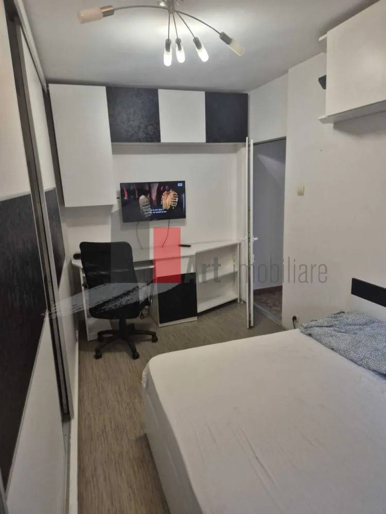 Vanzare apartament 3 camere -Crangasi -Lacul Morii - Vindem apartament 3 camere decomandat situat in Crangasi chiar langa Lacul Morii,in fata falezei.
Apartamentul a fost renovat in urma cu 4 ani si se vinde complet mobilat si utilat.
Dispune de centrala pe gaz si aparat de aer conditionat.
Una din cele 2 bai a fost transformata in dressing dar se poate aduce la starea initiala peretele fiind din rigips
Se afla la 3 minute de parc si 8 minute de metrou.
Este situat la parterul unui imobil cu 8 etaje,construit in anul 1992.
Loc de parcare de la ADP
