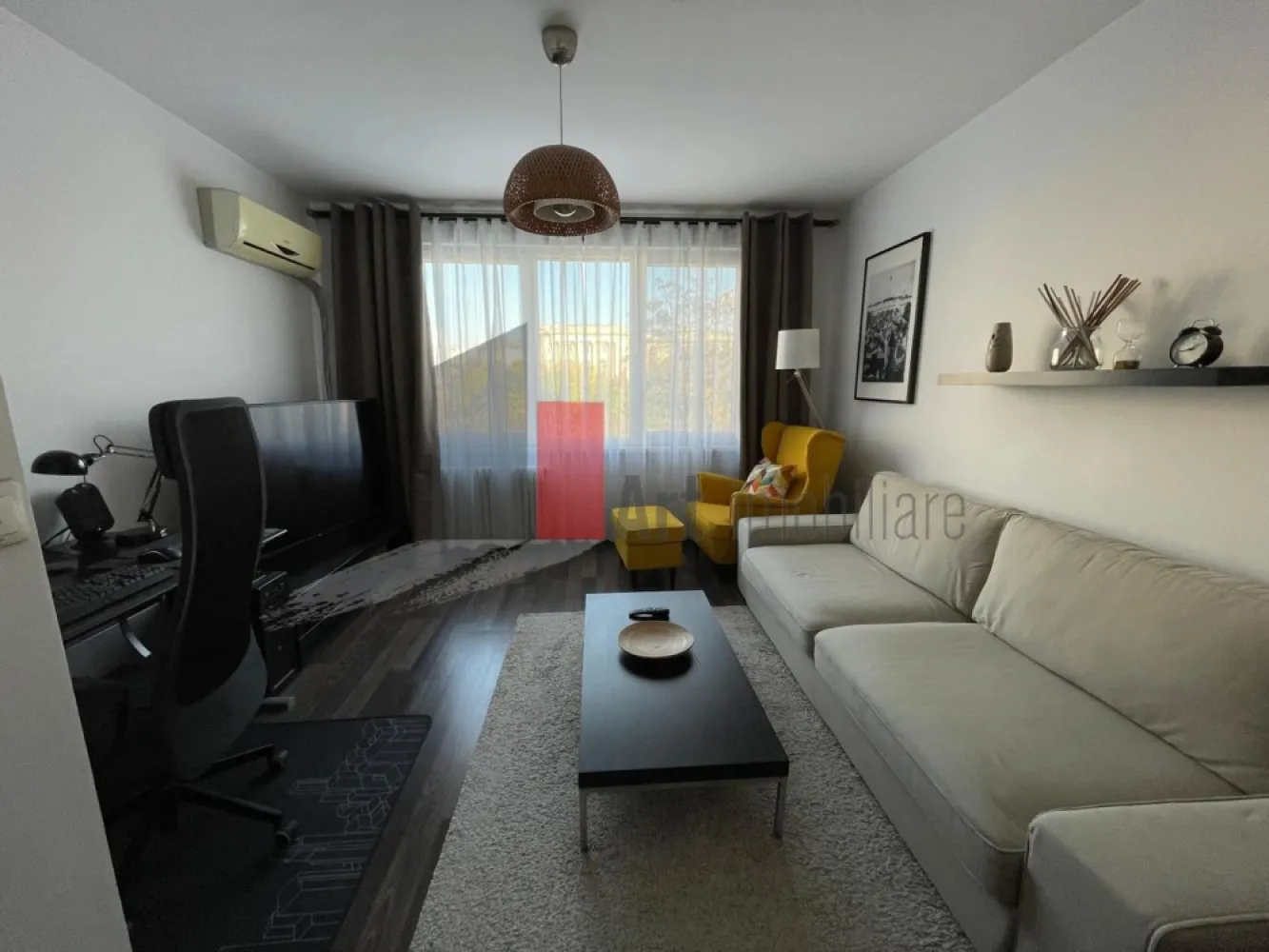 APARTAMENT 2 CAMERE -SALA PALATULUI - Va prezentam spre vanzare un apartament de 2 camere decomandat in zona Salii Palatului,
 situat intr-un bloc de apartamente , la etajul 3 din 9 .
 Apartamentul se compune din living, dormitor, bucatarie, baie, vestibul, hol.
 Proprietatea se afla la intersectia strazilor Stirbei Voda cu Ion Campineanu cu vedere spre
 Ateneul Roman ,Sala Palatului , Palatul Regal.
 Datorita pozitionarii sale ultracentrale , proprietatea este ideala atat pentru locuit cat si
 pentru investie, inchiriere in regim hotelier.
 Pentru alte imformatii sau vizionare sunati la 0722 371 033..