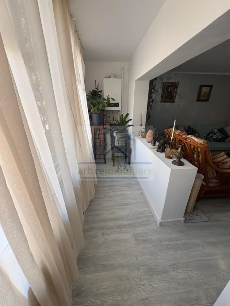 Apartament 3 camere decomandat, – Pantelimon, Ilfov | Parcare + boxă - ✨ Apartament 3 camere DEOSEBIT | Complet renovat 2024 | Parcare | Zonă liniștită Pantelimon ✨

Arhire Imobiliare vă propune spre vânzare un apartament cu adevărat special, ideal pentru cei care caută confort, liniște și un spațiu gata de mutare — fără compromisuri.

📍 Situat în Pantelimon, într-o zonă retrasă de agitația urbană, acest apartament cu 3 camere decomandate se află la parterul unui imobil cochet cu regim redus de înălțime (P+2), construit în 1987 — un bloc solid, bine întreținut.

🏡 Spațiu generos & compartimentare ideală
Suprafață utilă: 75,45 mp
Suprafață totală: 94,92 mp
Compartimentare decomandată — maxim de confort și intimitate

✔ Living spațios și luminos (se preda semimobilat)
✔ 2 dormitoare confortabile cu dressinguri incluse
✔ Bucătărie separată, complet utilată
✔ Baie modernă, complet mobilată și utilată
✔ Vestibul generos
✔ 2 balcoane
✔ Boxă pentru depozitare

🔧 Renovat complet – TOTUL NOU (2024)

Apartamentul a fost renovat integral, astfel încât tu să te muți fără nicio grijă:

✔ Instalații electrice și sanitare noi
✔ Finisaje moderne (gresie, faianță, parchet)
✔ Uși interioare schimbate
✔ Design contemporan
✔ Centrală termică proprie

🚗 Avantaje care fac diferența
Loc de parcare alocat de primărie
Bloc și scară curate și îngrijite
Clasă energetică B
Corpuri de iluminat incluse
Acces facil, ideal pentru familii sau persoane în vârstă
📍 Localizare excelentă – TOTUL aproape
2 minute: Primărie
3–5 minute: școală, grădiniță, piață, supermarket, parc
3–4 minute: transport în comun
15–18 minute: metrou Pantelimon

💎 De ce merită acest apartament?

✔ Gata de mutare — fără investiții suplimentare
✔ Zonă liniștită, perfectă pentru locuit
✔ Spații bine optimizate + depozitare
✔ Ideal pentru familie sau investiție

💰 Preț: 105800 € (ușor negociabil)
🏦 Se acceptă credit ipotecar

Va asteptam la vizionare
