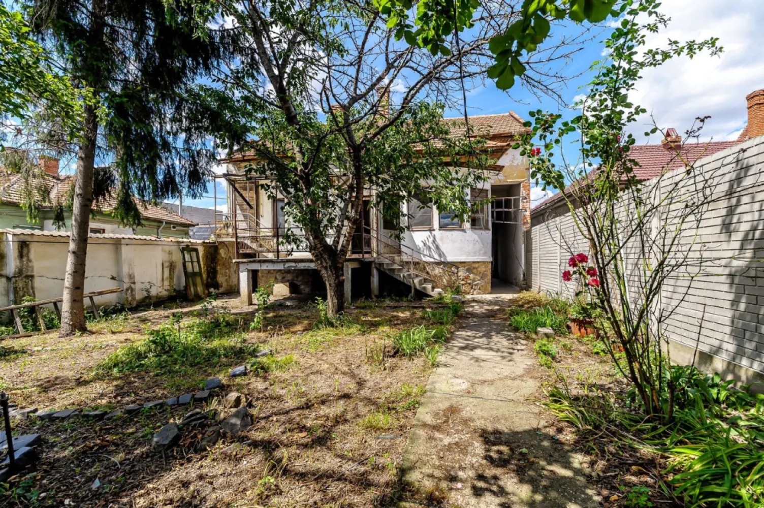 Casă pe Str. Dorobanților | 716 mp teren | Pârneava - Proprietate cu potențial, care necesită renovare completă, dar merită investiția datorită poziției și structurii.

Adresa proprietății: Pârneava, str. Dorobanților

Teren: 716 mp
Suprafață construită desfășurată: 262 mp
Centrală termică pe gaz montată recent, încă în garanție
Corp la stradă: 3 camere + bucătărie + baie + hol + terasă + pivniță mare
Corp în curte: 2 camere + bucătărie + baie
Curte generoasă!

Se vinde nemobilat/neutilat.

Sună-mă sau trimite-mi un mesaj pentru detalii și vizionare. Telefon/WhatsApp: 0761 899 230