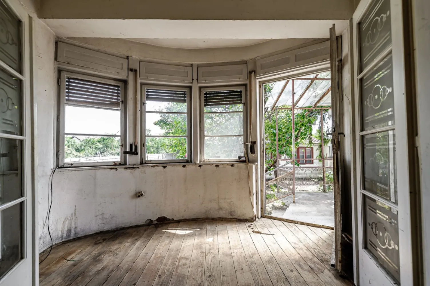 Casă pe Str. Dorobanților | 716 mp teren | Pârneava - Proprietate cu potențial, care necesită renovare completă, dar merită investiția datorită poziției și structurii.

Adresa proprietății: Pârneava, str. Dorobanților

Teren: 716 mp
Suprafață construită desfășurată: 262 mp
Centrală termică pe gaz montată recent, încă în garanție
Corp la stradă: 3 camere + bucătărie + baie + hol + terasă + pivniță mare
Corp în curte: 2 camere + bucătărie + baie
Curte generoasă!

Se vinde nemobilat/neutilat.

Sună-mă sau trimite-mi un mesaj pentru detalii și vizionare. Telefon/WhatsApp: 0761 899 230