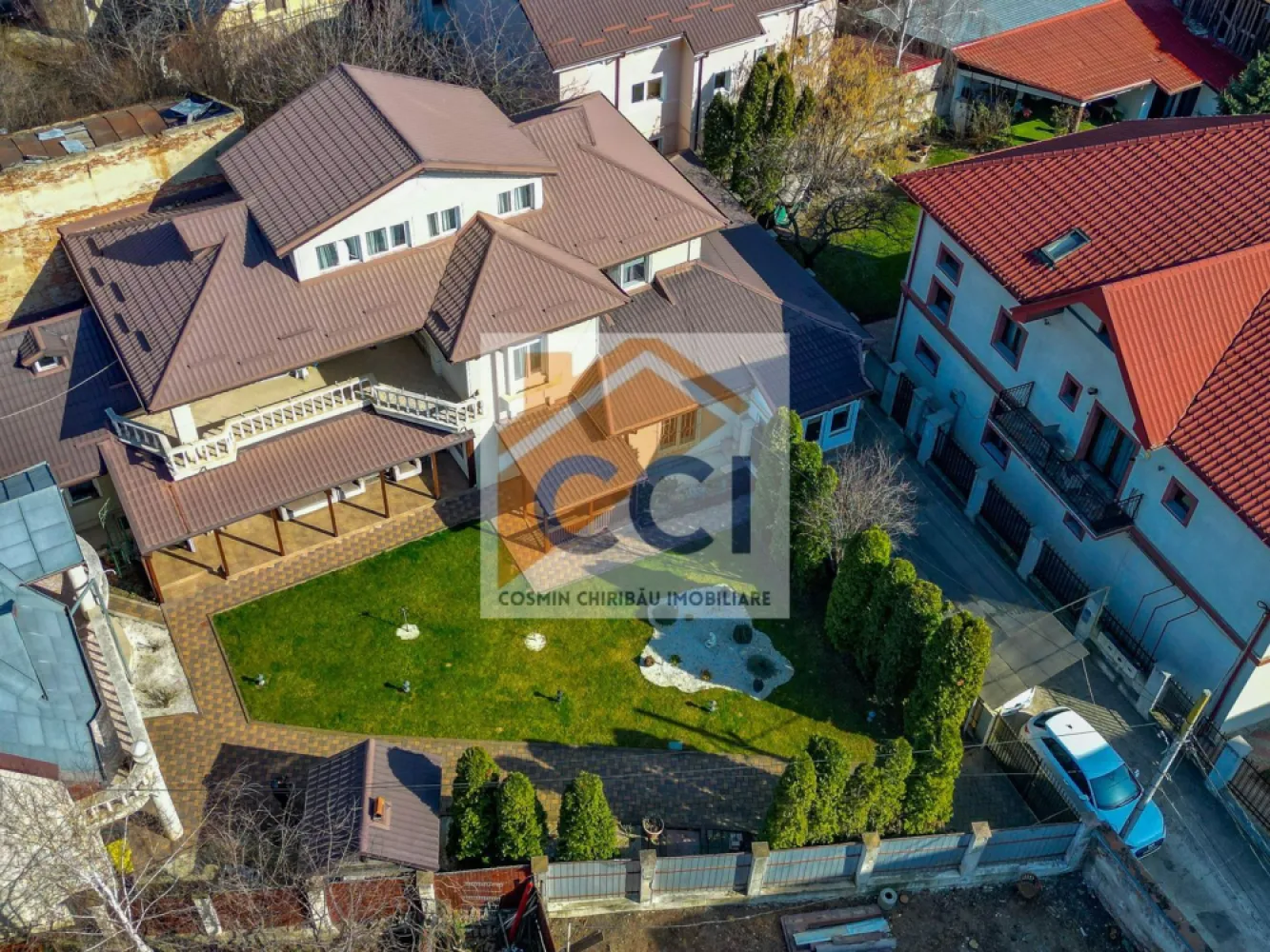 Proprietate exclusivistă ultracentrală -eleganță, spațiu și rafinament - Se ofera spre vanzare Proprietate exclusivistă ultracentrală — eleganță, spațiu și rafinament!
Disponibilă spre vânzare sau închiriere, această proprietate remarcabilă este situată într-una dintre cele mai prestigioase zone ale municipiului Bacău — strada Nicolae Titulescu — oferind acces rapid către centrul orașului, instituții, zone comerciale și puncte de interes major.

Amplasată pe un teren generos de aproximativ 400 mp, vila impresionează prin arhitectură solidă, volumetrie elegantă și compartimentare ideală pentru o reședință de familie sau sediu reprezentativ. Regimul de înălțime P+1+M oferă spații ample, luminoase și perfect funcționale.

Interiorul este compus din:
* living spectaculos, ideal pentru recepții sau momente de relaxare
* 5 dormitoare spațioase
* bucătărie complet mobilată și utilată
* 2 birouri — perfecte pentru activități executive sau profesii liberale
* sală de fitness proprie
* dressing generos
* 3 băi elegante
* terasă și dependințe

Construită din cărămidă în anul 1998 și complet modernizată în 2018, proprietatea beneficiază de finisaje de calitate, izolație exterioară, centrală termică proprie, tâmplărie PVC și se predă complet mobilată și utilată, gata pentru utilizare imediată.

Această reședință reprezintă alegerea ideală pentru cei care apreciază confortul, discreția și poziționarea premium în inima orașului.

Preț închiriere: 2.500 €/lună (negociabil)

 Vizionarea se realizează exclusiv pe bază de programare prealabilă.