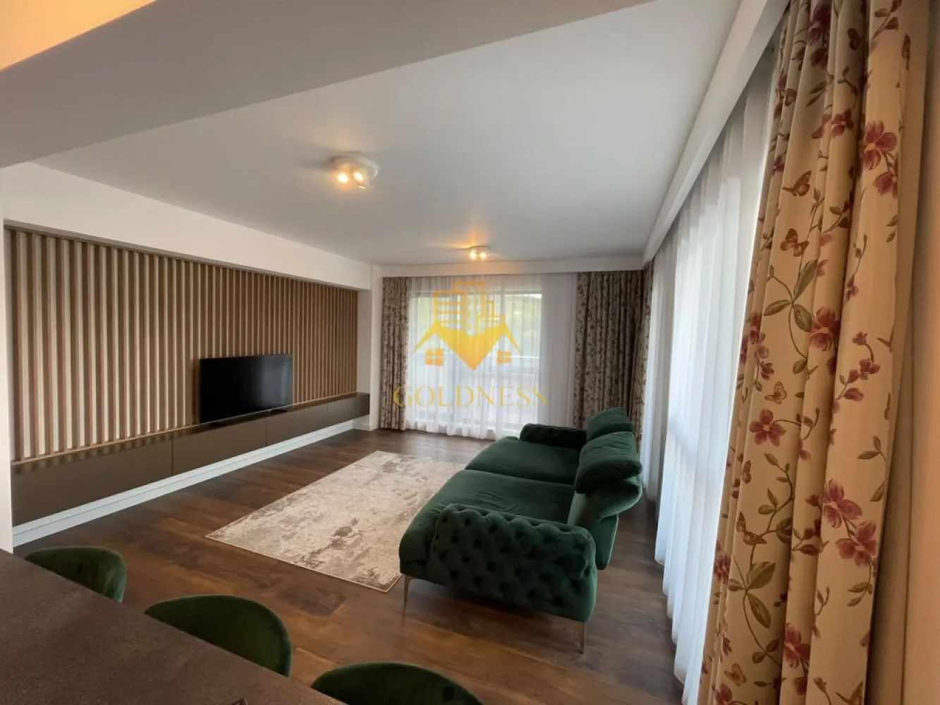 3 Camere Openspace, Wings, UMF, UTCN, Observatorului, Lidl,Premium. - GOLDNESS Imobiliare vă propune spre închiriere un apartament cu 3 camere complet mobilat și utilat, la etajul 5 într-un imobil de 15 etaje, în Cartierul Zorilor!
Parcare subterana inclusa!
Se află în apropierea stațiilor de transport în comun, magazine, restaurante, spații verzi, farmacii, etc. 

Apartamentul este compartimentat astfel:
 - dormitor cu pat matrimonial, dressing, noptiere
 -dormitorul secundar este configurat momentan ca spațiu de birou, la solicitarea foștilor chiriași. La cerere, proprietarul poate monta un pat, astfel încât încăperea să fie utilizată ca dormitor, baie
 - living cu bucatarie open space complet utilată și mobilată, canapea extensibilă, loc de servit masa 
 - baie cu cabina de dus, calorifer port prosop și dulap pentru depozitare.
 - baie cu cada, calorifer port prosop și dulap pentru depozitare.
 - 3 terase cu un total de 32 mp
 Dotari premium:
 Încălzire prin pardoseală cu controlul temperaturii de la distanță
 Centrală termică pe gaz
 Electrocasnice AEG:
 Frigider + Congelator
 Mașină de spălat vase
 Cuptor electric
 Cuptor cu microunde
 Plită cu inducție
 Mașină de spălat LG
 1 TV

Imobilul este dotat cu toate cele necesare- centrală proprie, frigider, aragaz, hotă, mașină de spălat haine, etc. 
Garantia pentru inchirierea apartamentului este de 1800E!

Dacă sunteți interesați de acest apartament și doriți să îl vizionați, dar și pentru alte oferte nu ezitați să ne contactați telefonic sau prin e-mail. Vă stăm la dispoziție!
Pentru intermediere se percepe un comision de 50% din prețul chiriei!