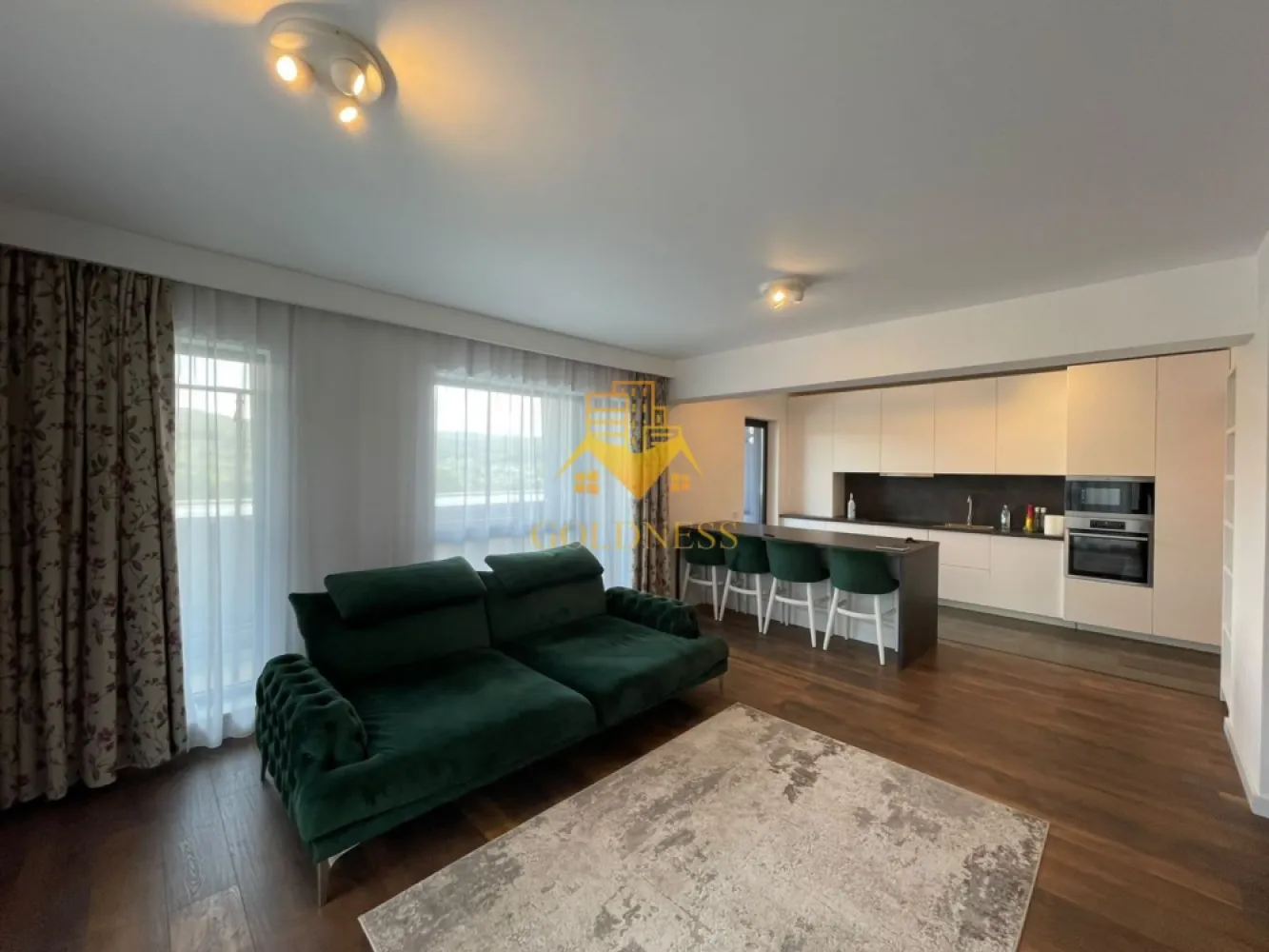 3 Camere Openspace, Wings, UMF, UTCN, Observatorului, Lidl,Premium. - GOLDNESS Imobiliare vă propune spre închiriere un apartament cu 3 camere complet mobilat și utilat, la etajul 5 într-un imobil de 15 etaje, în Cartierul Zorilor!
Parcare subterana inclusa!
Se află în apropierea stațiilor de transport în comun, magazine, restaurante, spații verzi, farmacii, etc. 

Apartamentul este compartimentat astfel:
 - dormitor cu pat matrimonial, dressing, noptiere
 -dormitorul secundar este configurat momentan ca spațiu de birou, la solicitarea foștilor chiriași. La cerere, proprietarul poate monta un pat, astfel încât încăperea să fie utilizată ca dormitor, baie
 - living cu bucatarie open space complet utilată și mobilată, canapea extensibilă, loc de servit masa 
 - baie cu cabina de dus, calorifer port prosop și dulap pentru depozitare.
 - baie cu cada, calorifer port prosop și dulap pentru depozitare.
 - 3 terase cu un total de 32 mp
 Dotari premium:
 Încălzire prin pardoseală cu controlul temperaturii de la distanță
 Centrală termică pe gaz
 Electrocasnice AEG:
 Frigider + Congelator
 Mașină de spălat vase
 Cuptor electric
 Cuptor cu microunde
 Plită cu inducție
 Mașină de spălat LG
 1 TV

Imobilul este dotat cu toate cele necesare- centrală proprie, frigider, aragaz, hotă, mașină de spălat haine, etc. 
Garantia pentru inchirierea apartamentului este de 1800E!

Dacă sunteți interesați de acest apartament și doriți să îl vizionați, dar și pentru alte oferte nu ezitați să ne contactați telefonic sau prin e-mail. Vă stăm la dispoziție!
Pentru intermediere se percepe un comision de 50% din prețul chiriei!