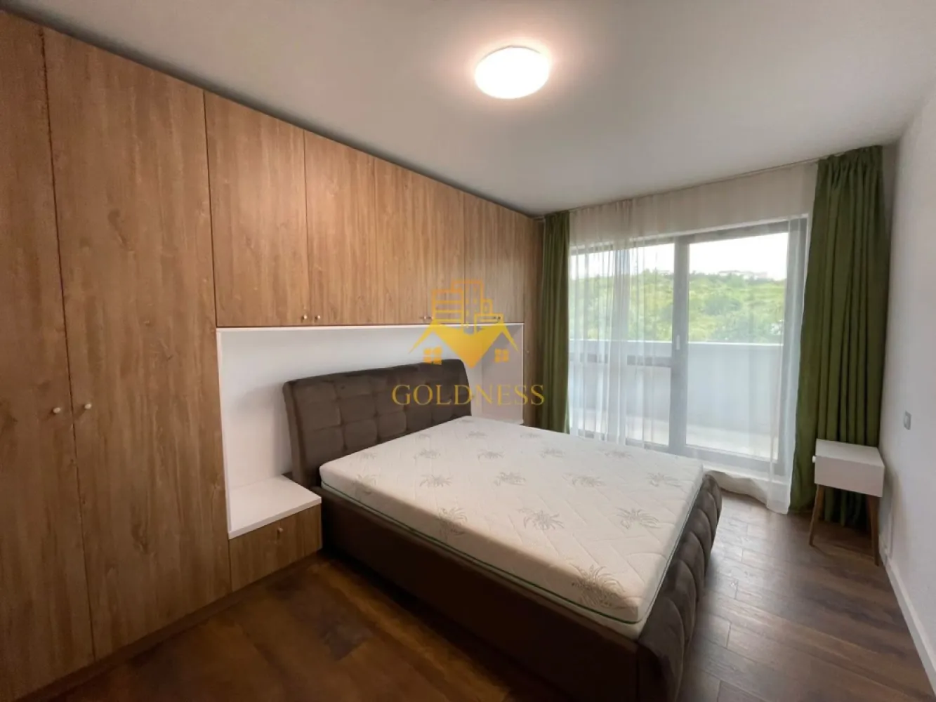 3 Camere Openspace, Wings, UMF, UTCN, Observatorului, Lidl,Premium. - GOLDNESS Imobiliare vă propune spre închiriere un apartament cu 3 camere complet mobilat și utilat, la etajul 5 într-un imobil de 15 etaje, în Cartierul Zorilor!
Parcare subterana inclusa!
Se află în apropierea stațiilor de transport în comun, magazine, restaurante, spații verzi, farmacii, etc. 

Apartamentul este compartimentat astfel:
 - dormitor cu pat matrimonial, dressing, noptiere
 -dormitorul secundar este configurat momentan ca spațiu de birou, la solicitarea foștilor chiriași. La cerere, proprietarul poate monta un pat, astfel încât încăperea să fie utilizată ca dormitor, baie
 - living cu bucatarie open space complet utilată și mobilată, canapea extensibilă, loc de servit masa 
 - baie cu cabina de dus, calorifer port prosop și dulap pentru depozitare.
 - baie cu cada, calorifer port prosop și dulap pentru depozitare.
 - 3 terase cu un total de 32 mp
 Dotari premium:
 Încălzire prin pardoseală cu controlul temperaturii de la distanță
 Centrală termică pe gaz
 Electrocasnice AEG:
 Frigider + Congelator
 Mașină de spălat vase
 Cuptor electric
 Cuptor cu microunde
 Plită cu inducție
 Mașină de spălat LG
 1 TV

Imobilul este dotat cu toate cele necesare- centrală proprie, frigider, aragaz, hotă, mașină de spălat haine, etc. 
Garantia pentru inchirierea apartamentului este de 1800E!

Dacă sunteți interesați de acest apartament și doriți să îl vizionați, dar și pentru alte oferte nu ezitați să ne contactați telefonic sau prin e-mail. Vă stăm la dispoziție!
Pentru intermediere se percepe un comision de 50% din prețul chiriei!